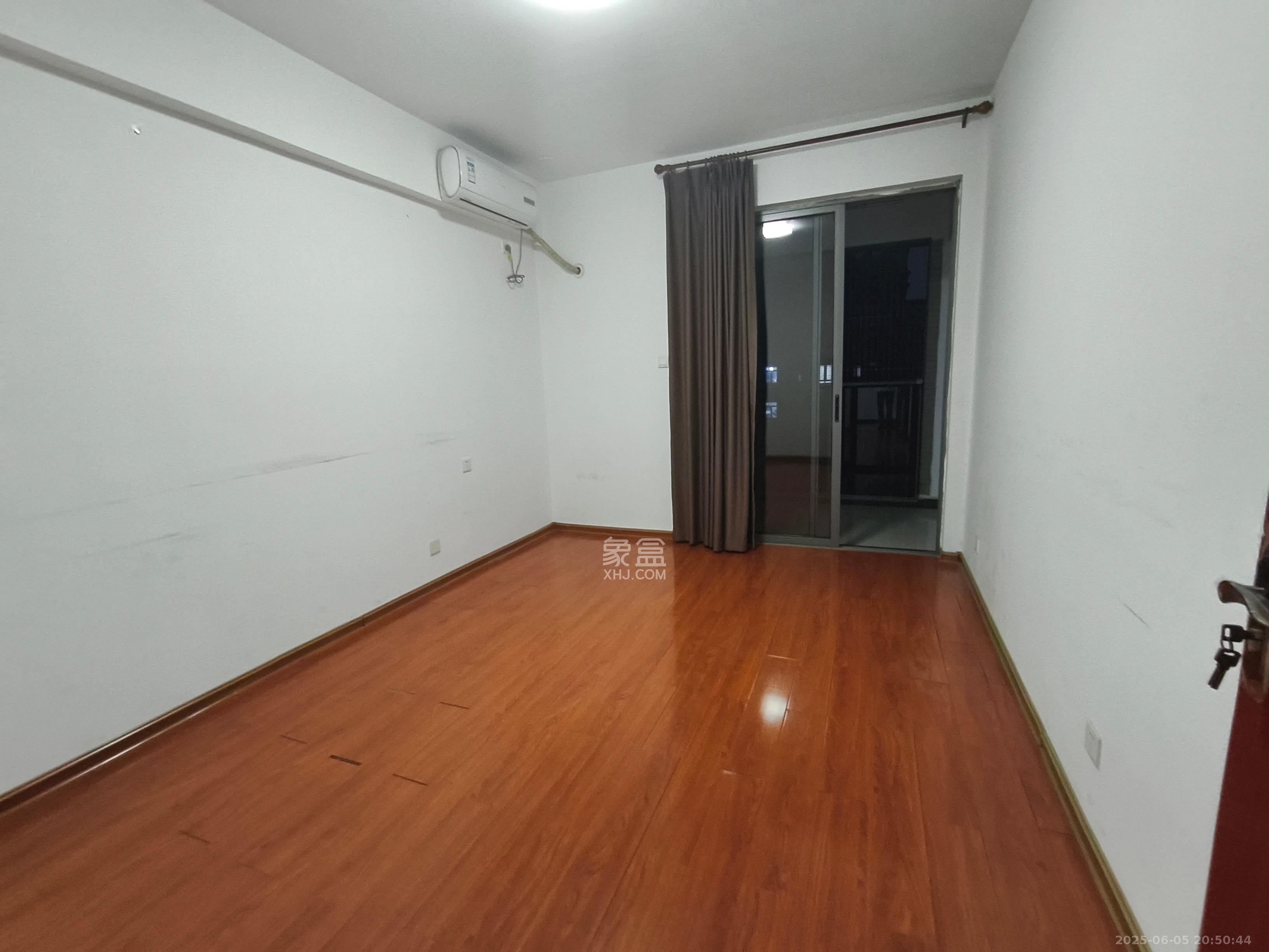 八方小区B区  4室2厅2卫   5500.00元/月室内图