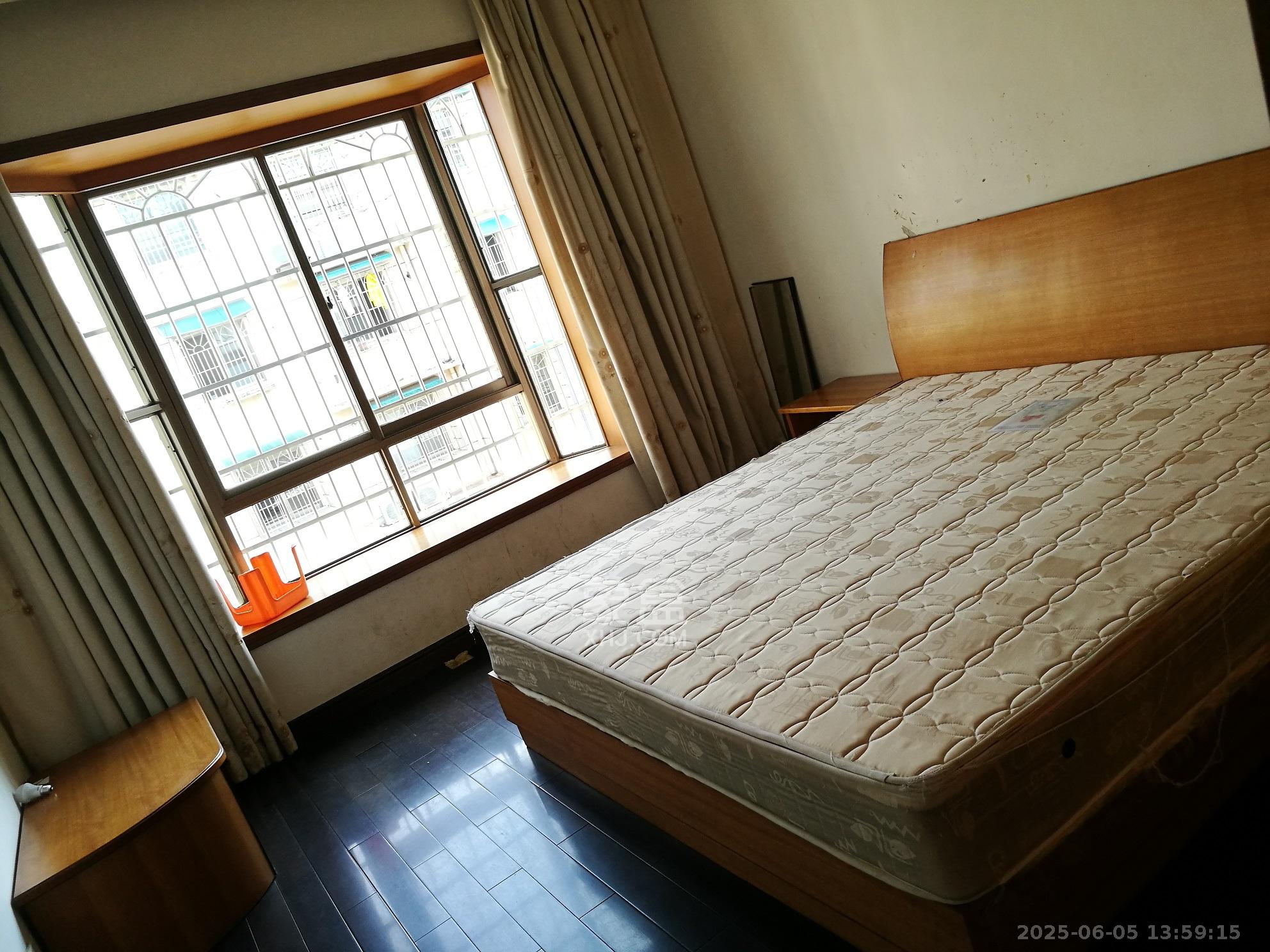 三湘小区  4室2厅2卫   1800.00元/月室内图