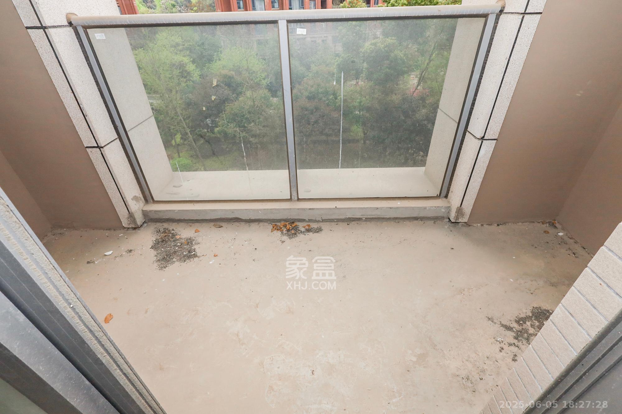 八方小区B区  3室2厅2卫    350.0万 八方小区B区  3室2厅2卫    350.0万阳台