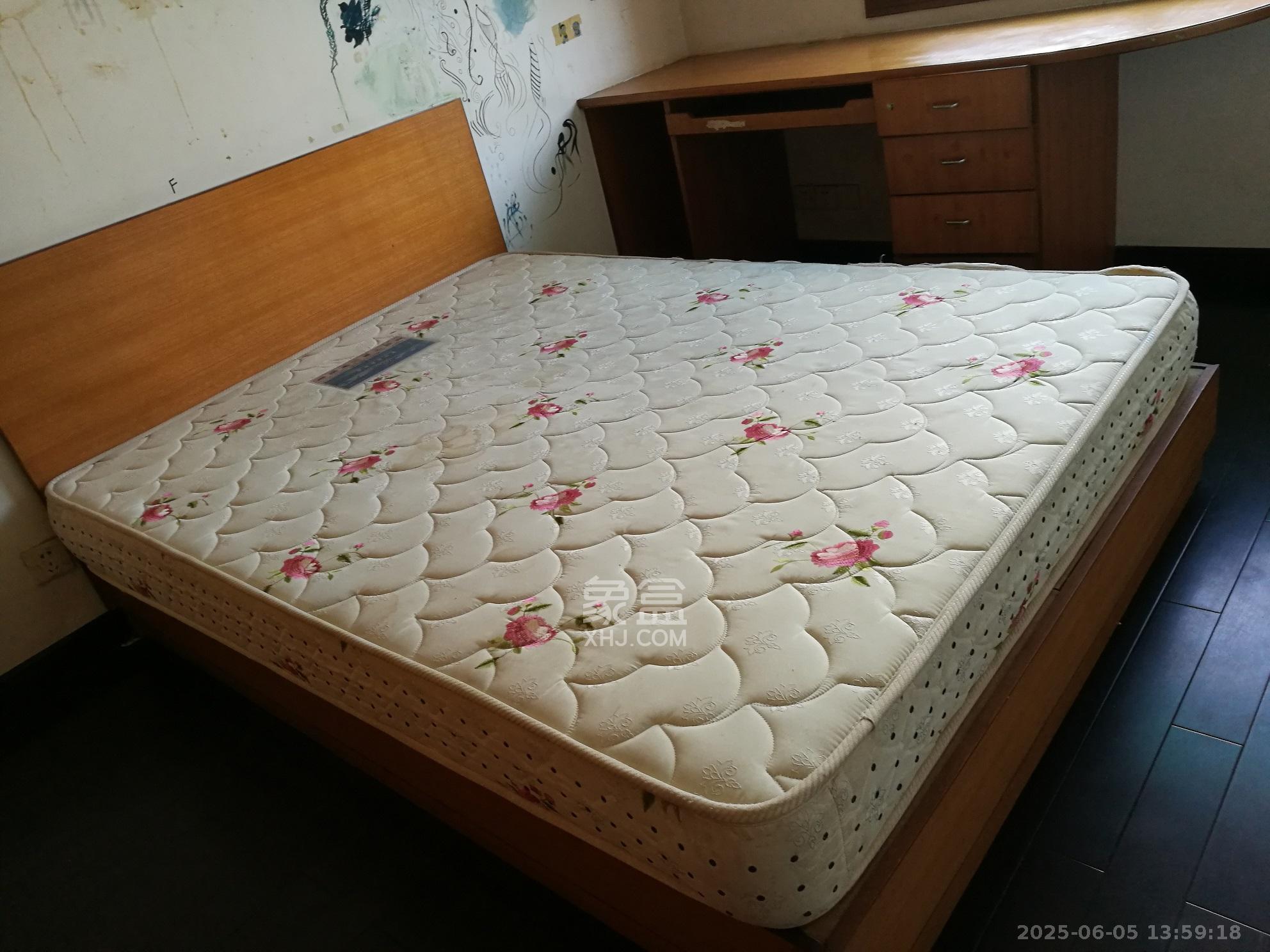 三湘小区  4室2厅2卫   1800.00元/月室内图