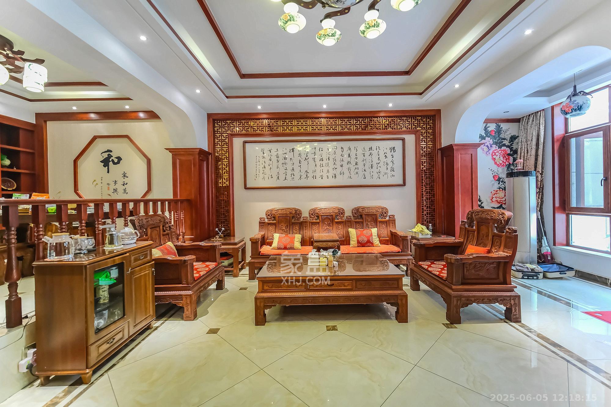 山水湾  5室3厅3卫    420.0万 山水湾  5室3厅3卫    420.0万客厅