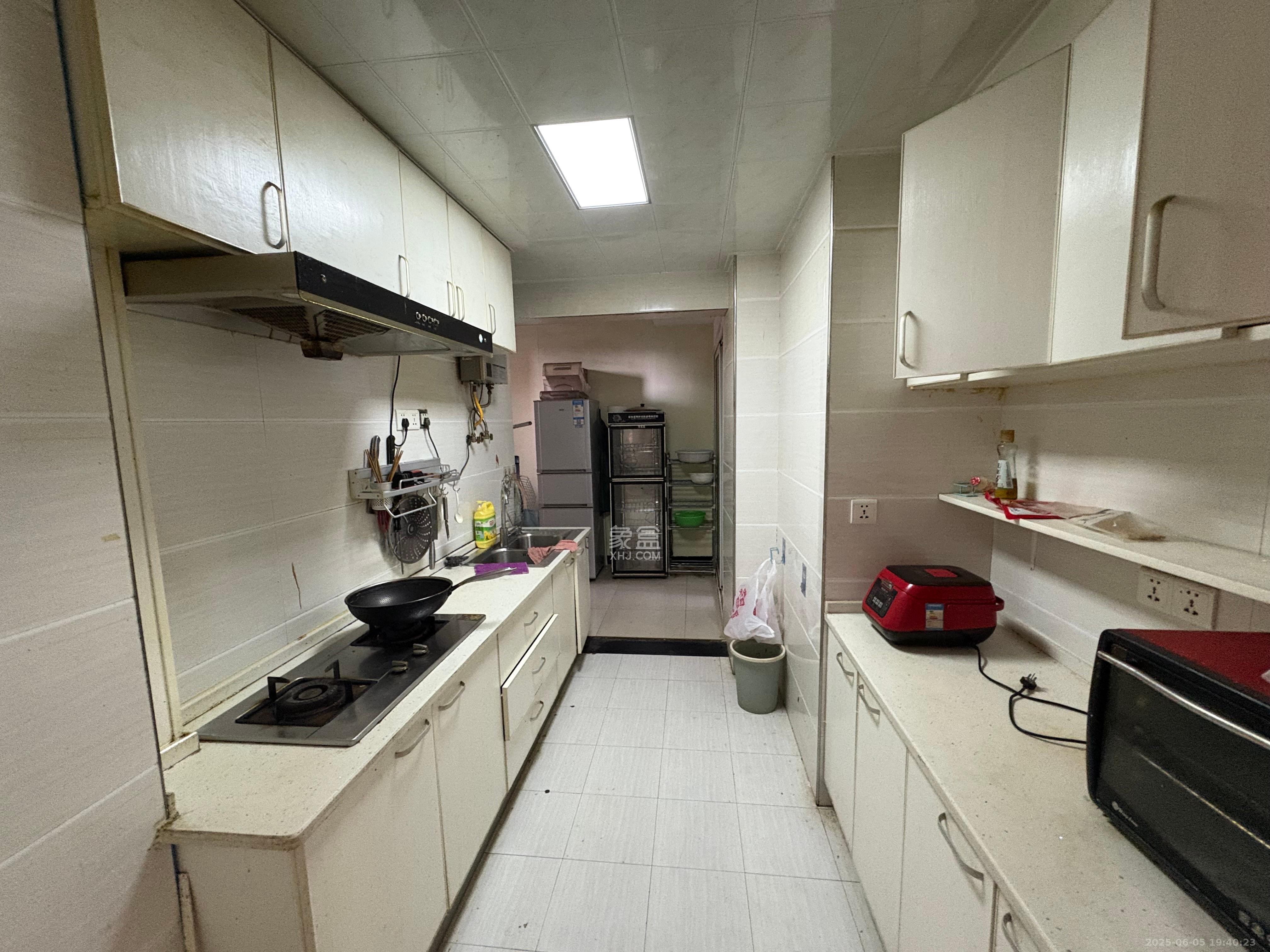 悦湖山 4室2厅2卫 2800.0元/月 悦湖山 4室2厅2卫 2800.0元/月室内图