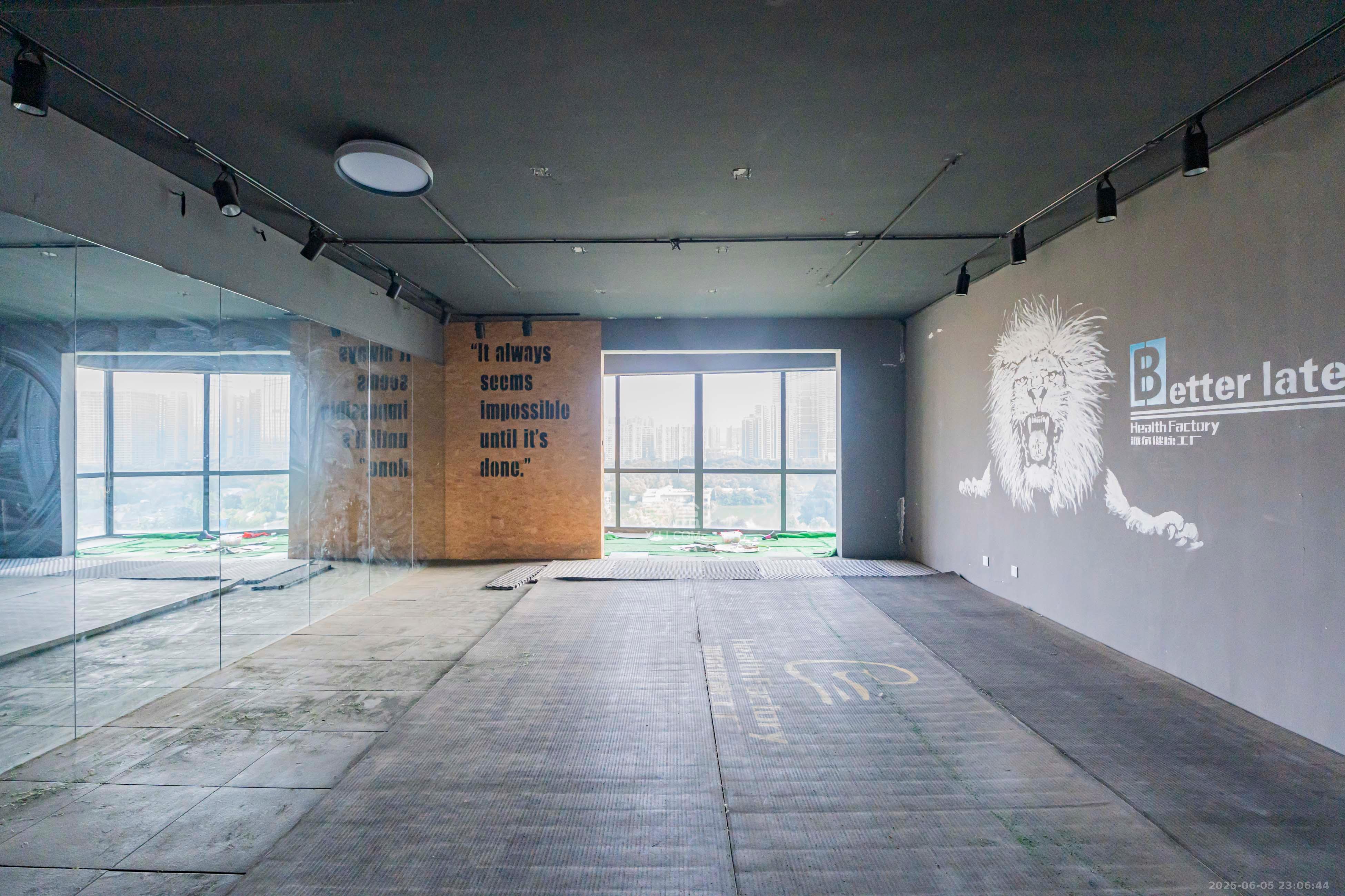 藏珑湖上国际花园  5室3厅3卫    420.0万 藏珑湖上国际花园  5室3厅3卫    420.0万