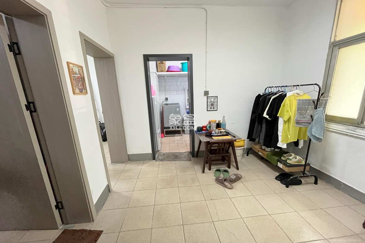 长岭水电八局宿舍 3室2厅1卫 1600.0元/月 长岭水电八局宿舍 3室2厅1卫 1600.0元/月室内图