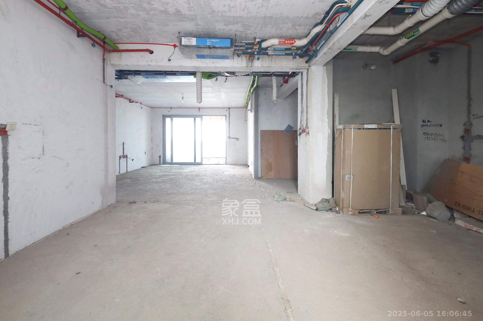 湘江壹号一二三期(创远湘江壹号) 4室2厅2卫 260.0万 湘江壹号一二三期(创远湘江壹号) 4室2厅2卫 260.0万客厅