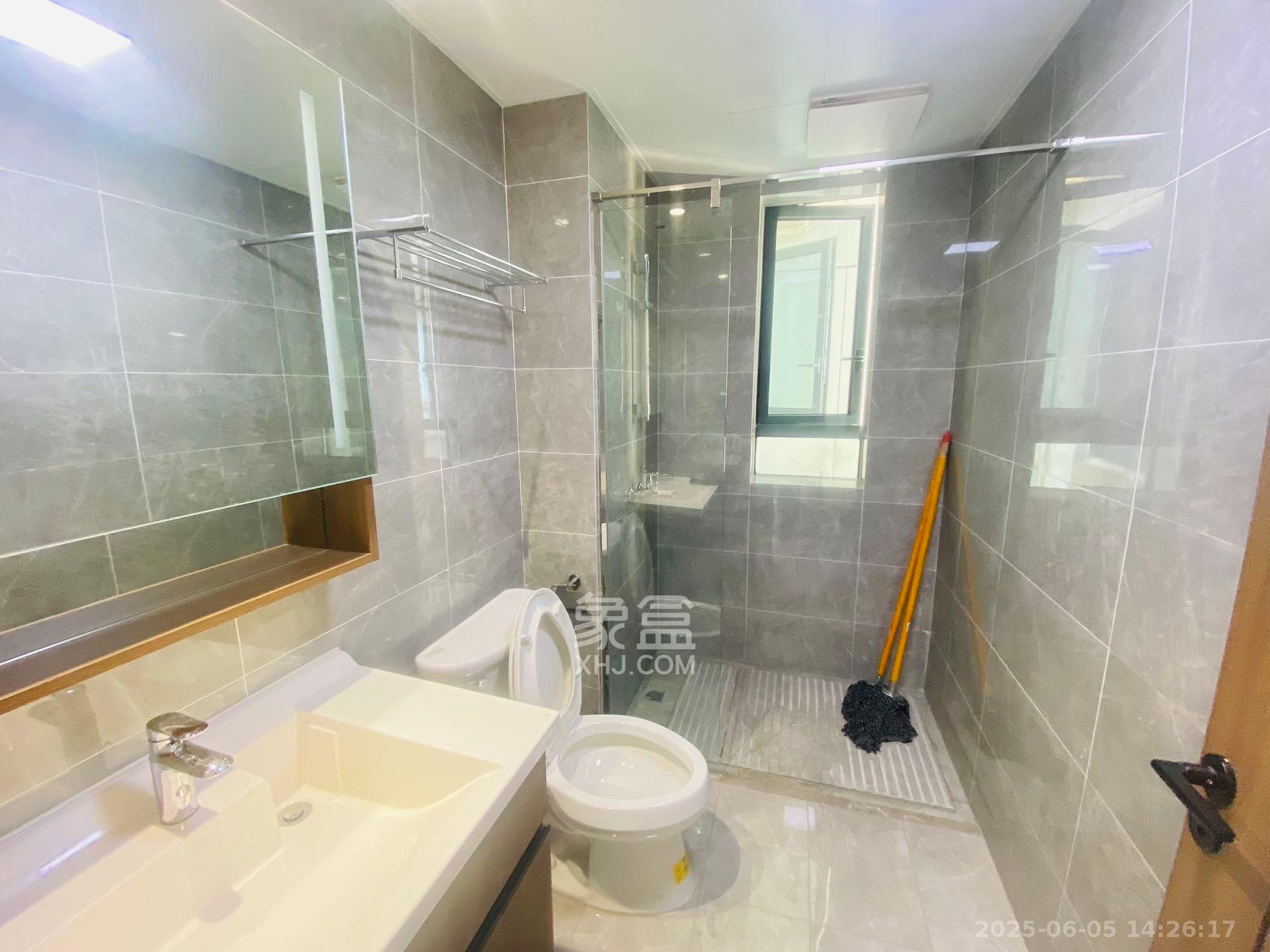卓越中寰  3室2厅2卫   4200.00元/月室内图