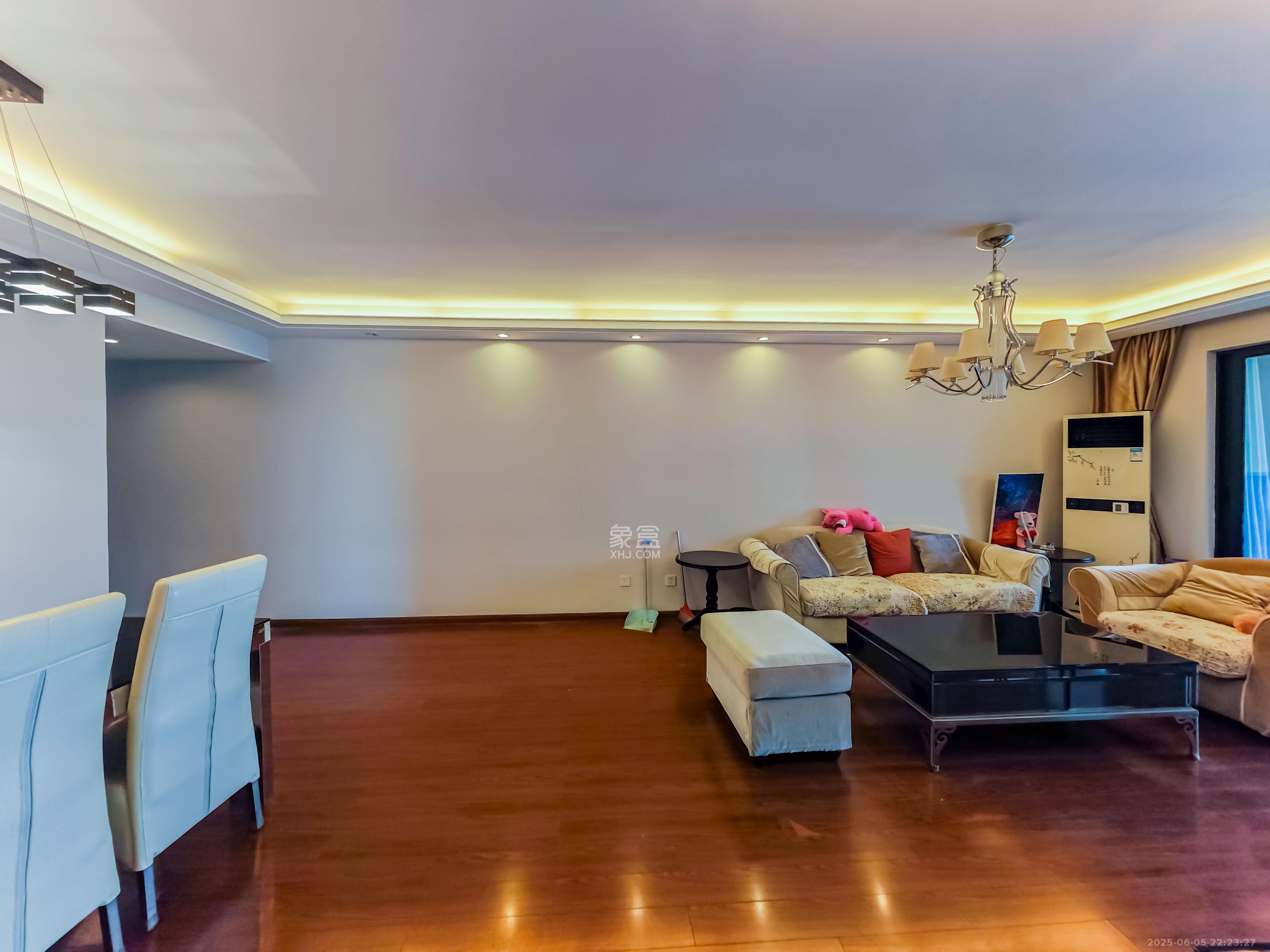 万科金域华府二期  3室2厅1卫    95.0万客厅