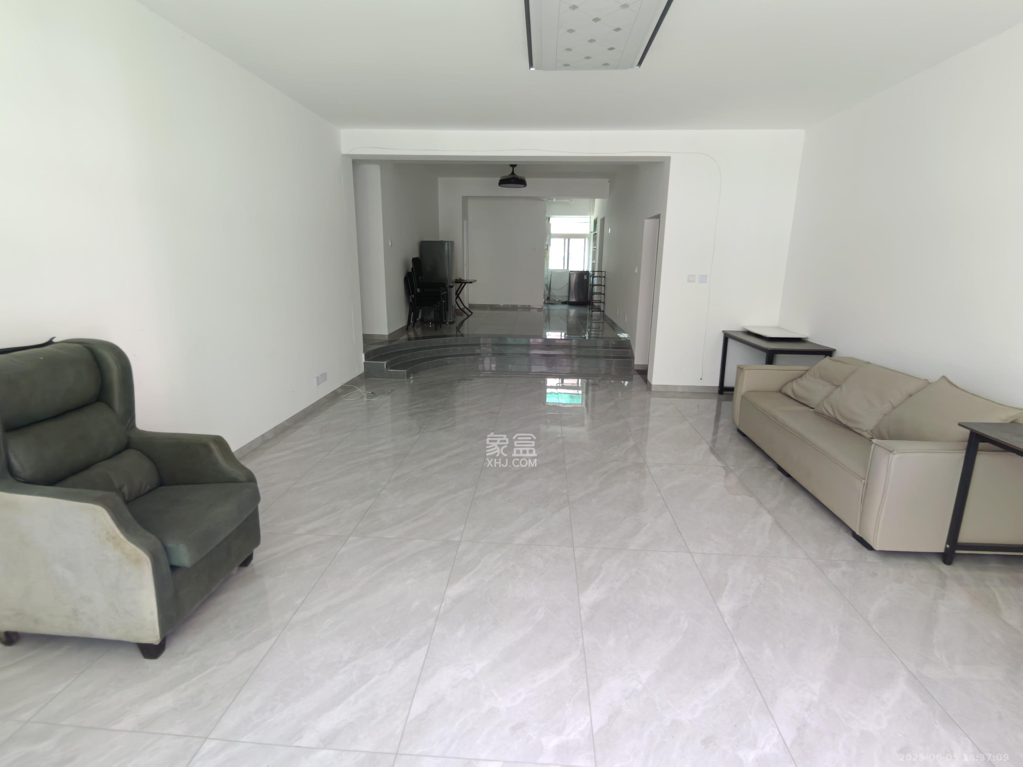 农行金穗小区(农行金穗家园) 4室2厅2卫 2500.0元/月 农行金穗小区(农行金穗家园) 4室2厅2卫 2500.0元/月室内图