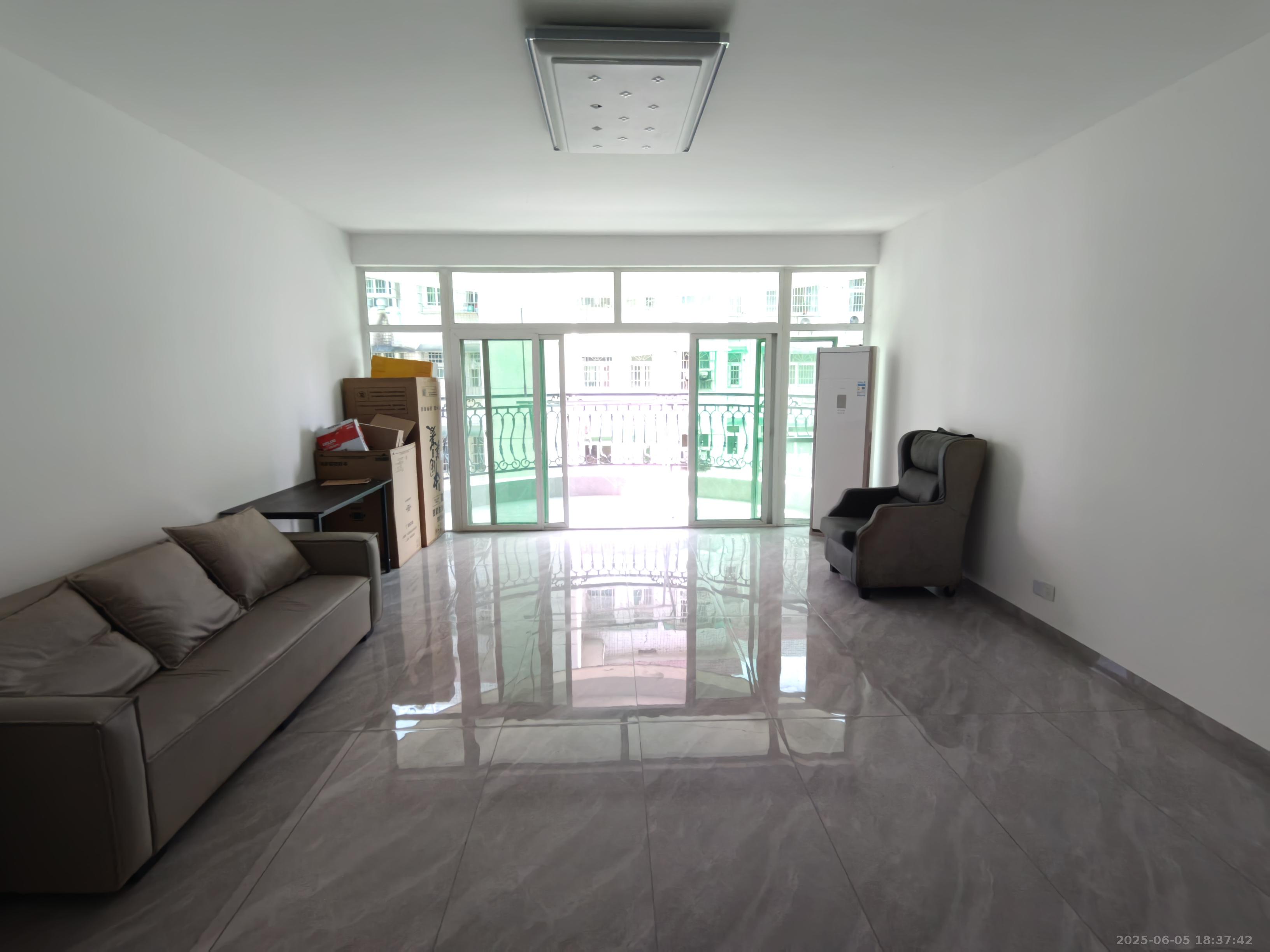 农行金穗小区(农行金穗家园) 4室2厅2卫 2500.0元/月 农行金穗小区(农行金穗家园) 4室2厅2卫 2500.0元/月室内图