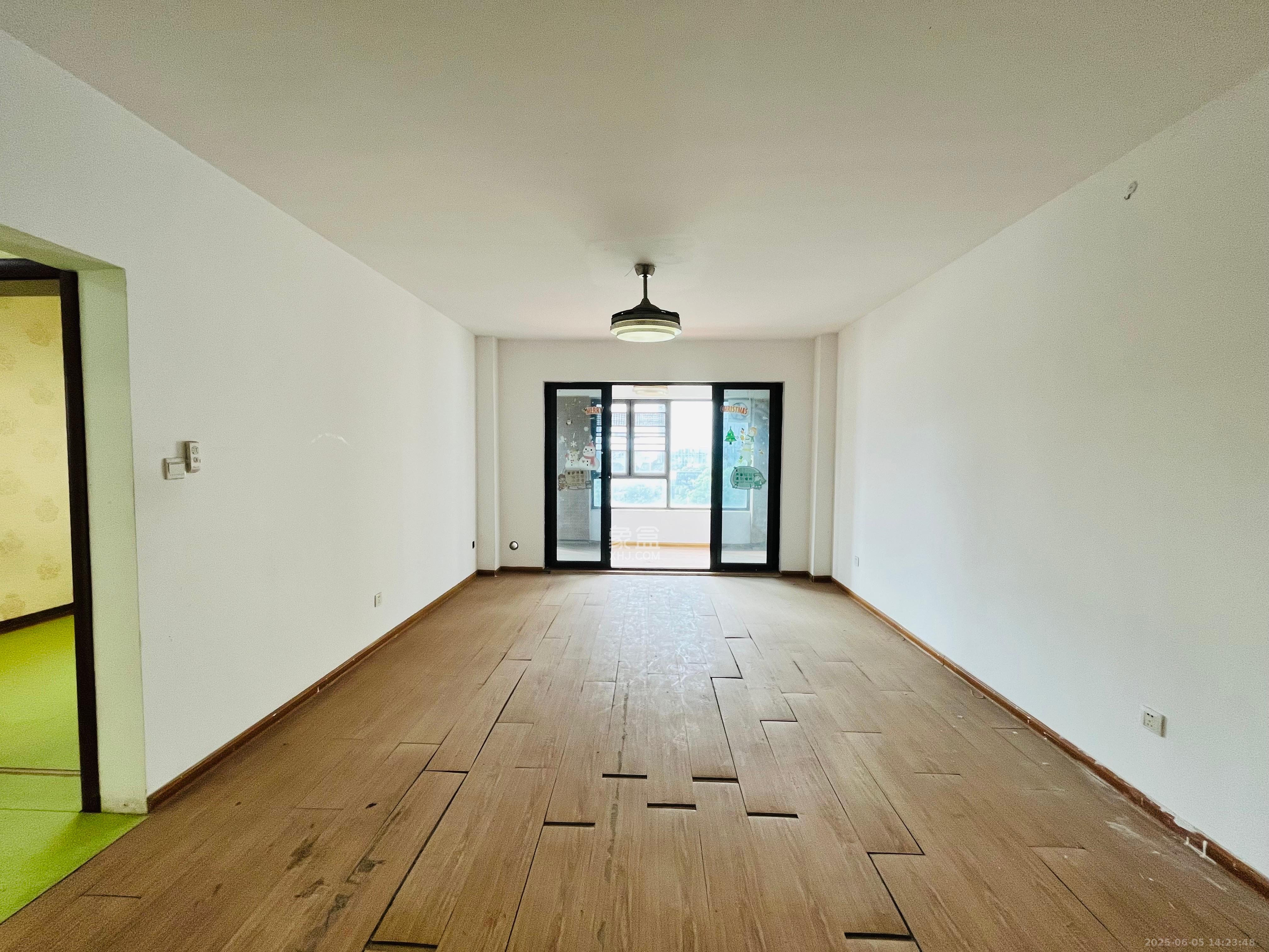 南山雍江汇(滨江国际新城) 3室2厅2卫 3100.0元/月 南山雍江汇(滨江国际新城) 3室2厅2卫 3100.0元/月室内图