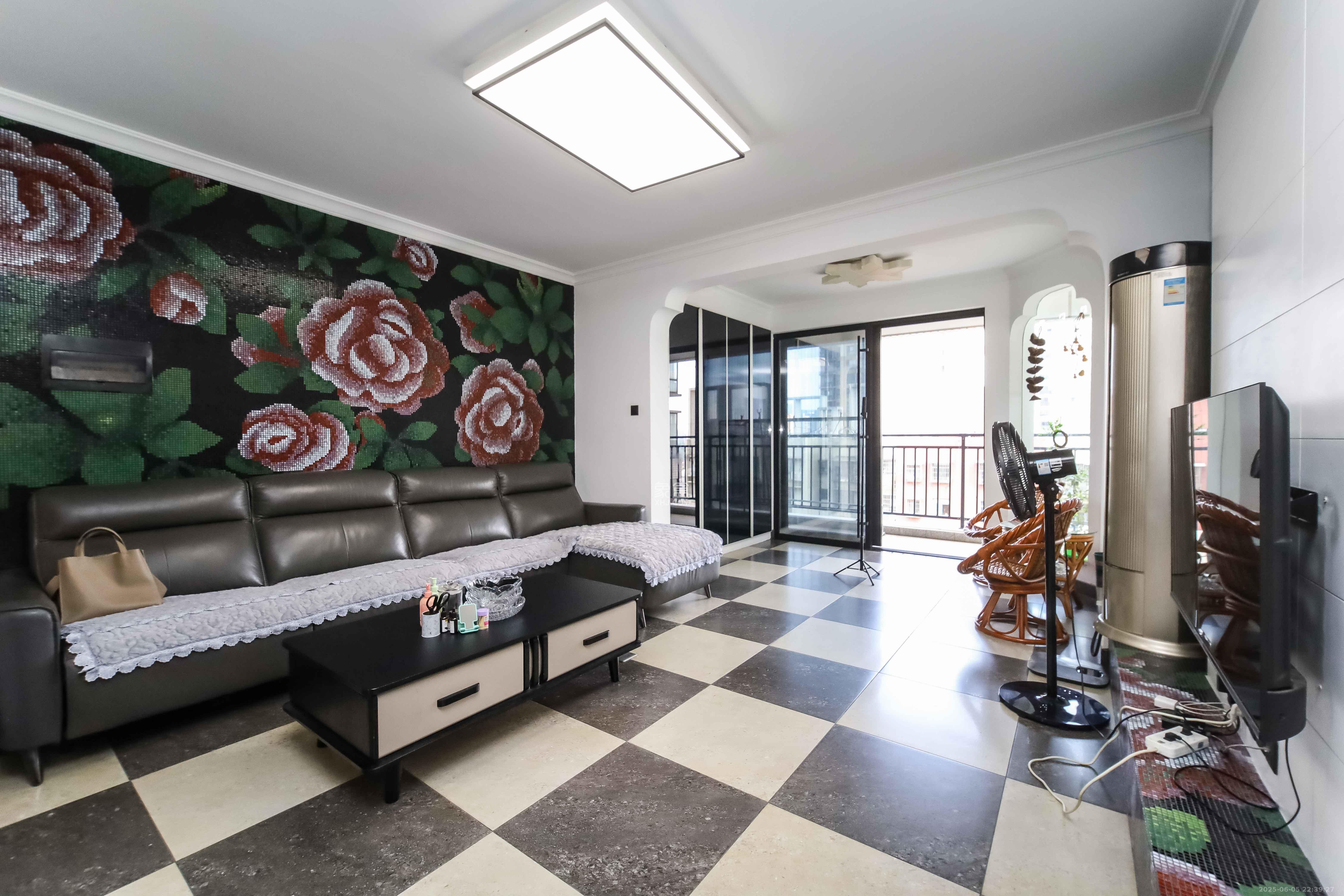 运通尊苑  3室2厅2卫    159.6万 运通尊苑  3室2厅2卫    159.6万客厅