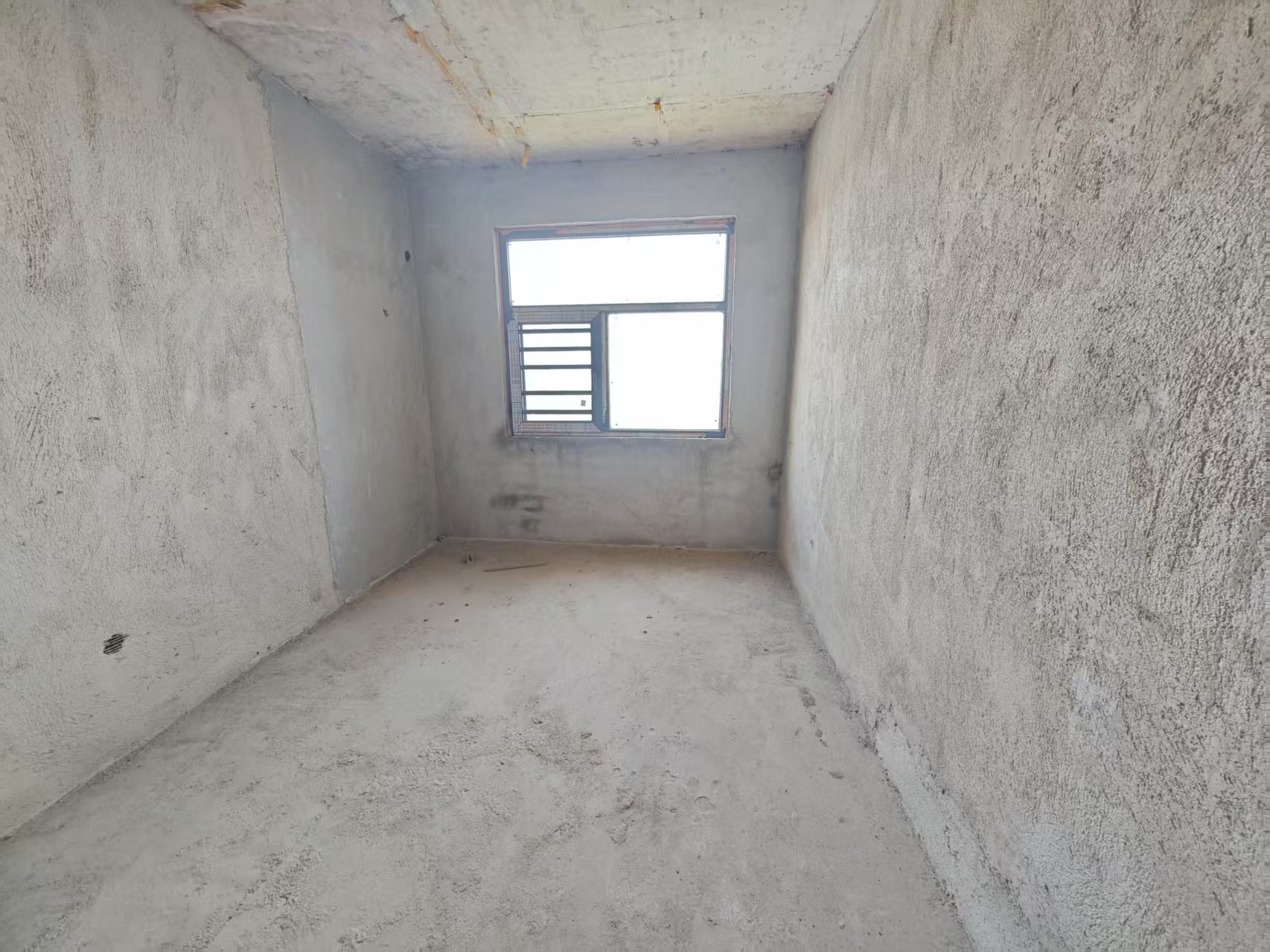 和泰嘉园(区税务局家属楼) 4室2厅2卫 96.8万 和泰嘉园(区税务局家属楼) 4室2厅2卫 96.8万客厅