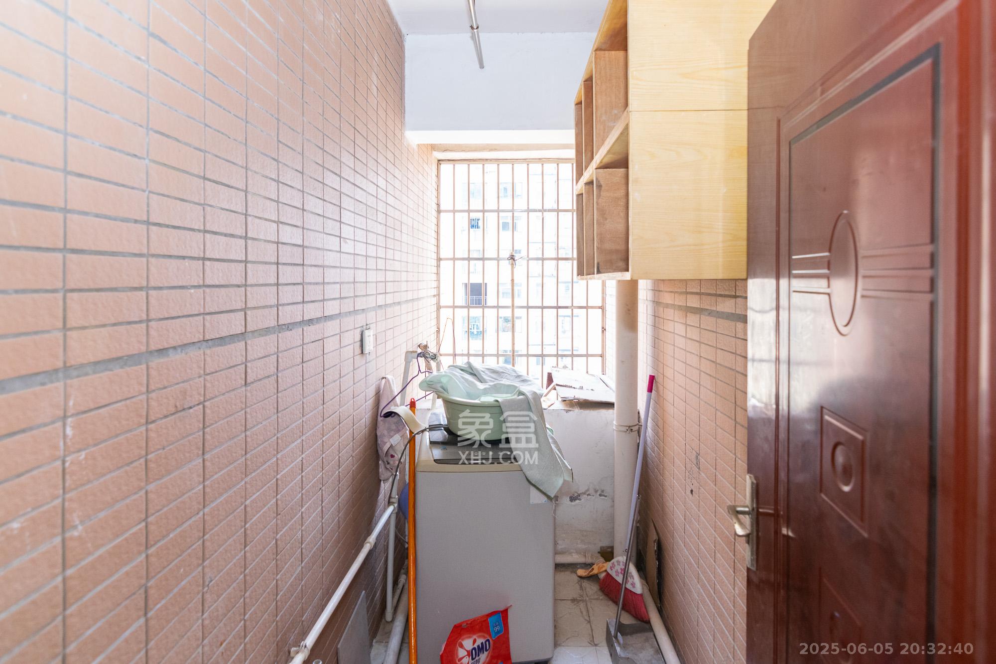 湘峰广场  2室1厅1卫   20.00万阳台