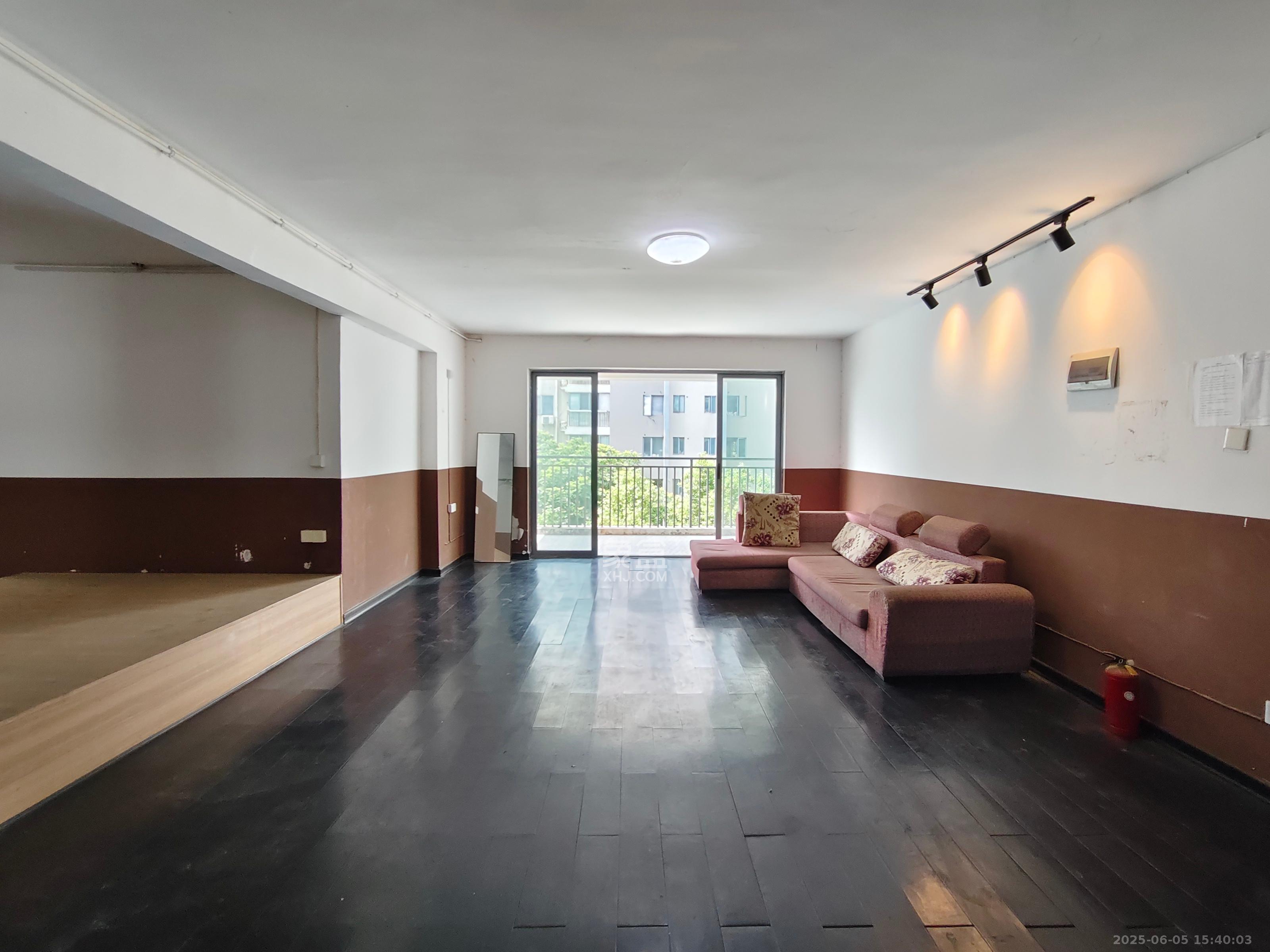 银港水晶城  5室2厅1卫    3200.0元/月 银港水晶城  5室2厅1卫    3200.0元/月