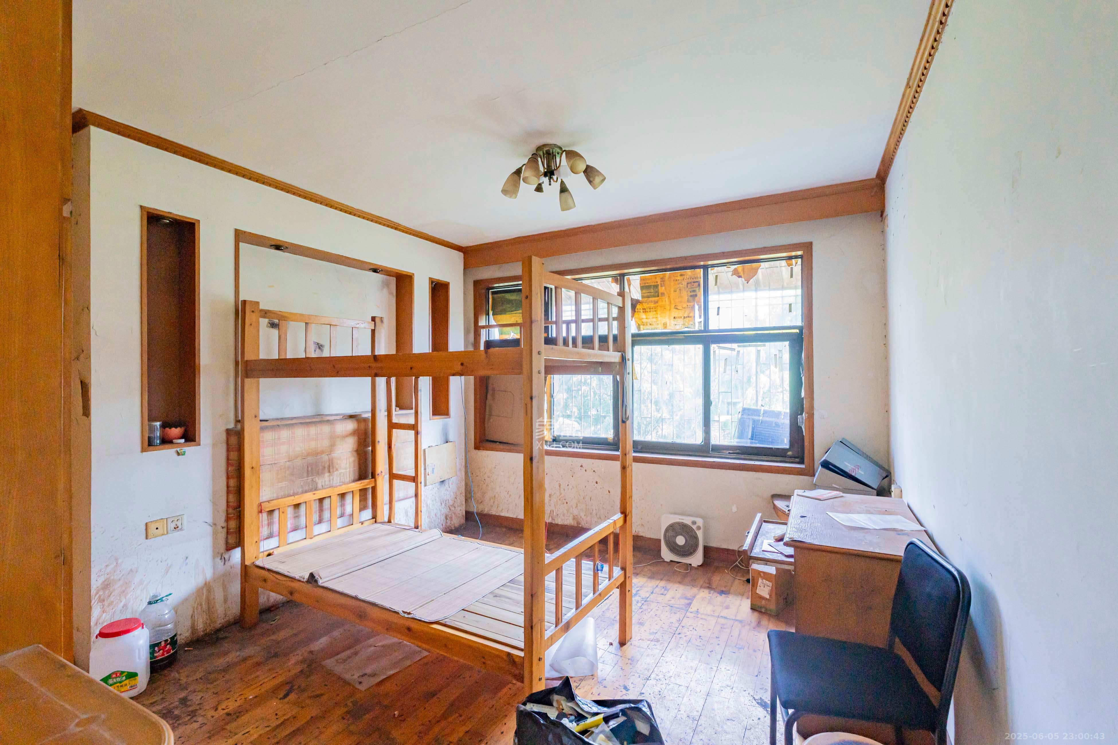 上麻园岭散盘 5室2厅1卫 75.0万 上麻园岭散盘 5室2厅1卫 75.0万卧室