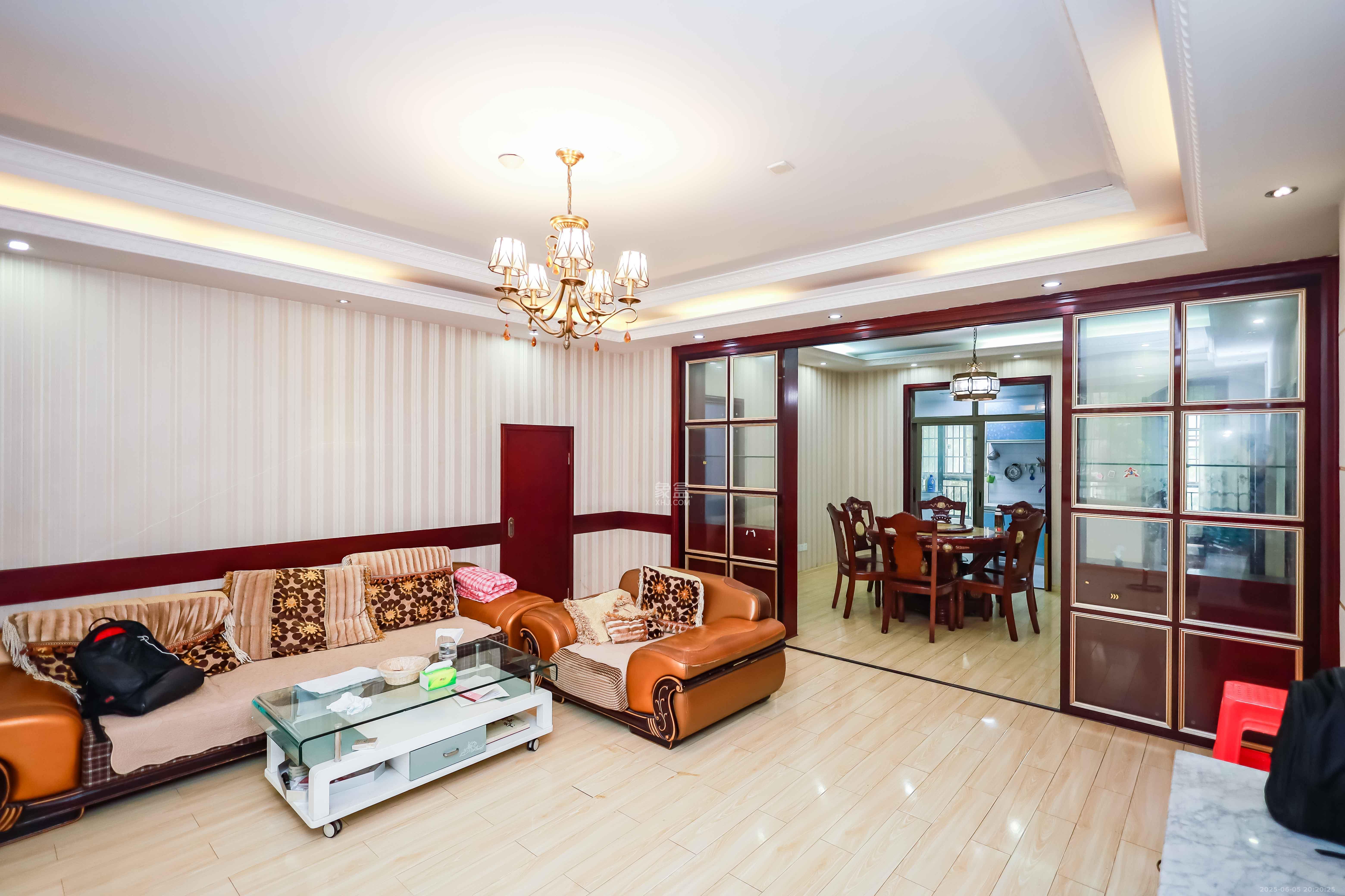 卓越蔚蓝海岸二期 3室2厅2卫 170.0万 卓越蔚蓝海岸二期 3室2厅2卫 170.0万客厅