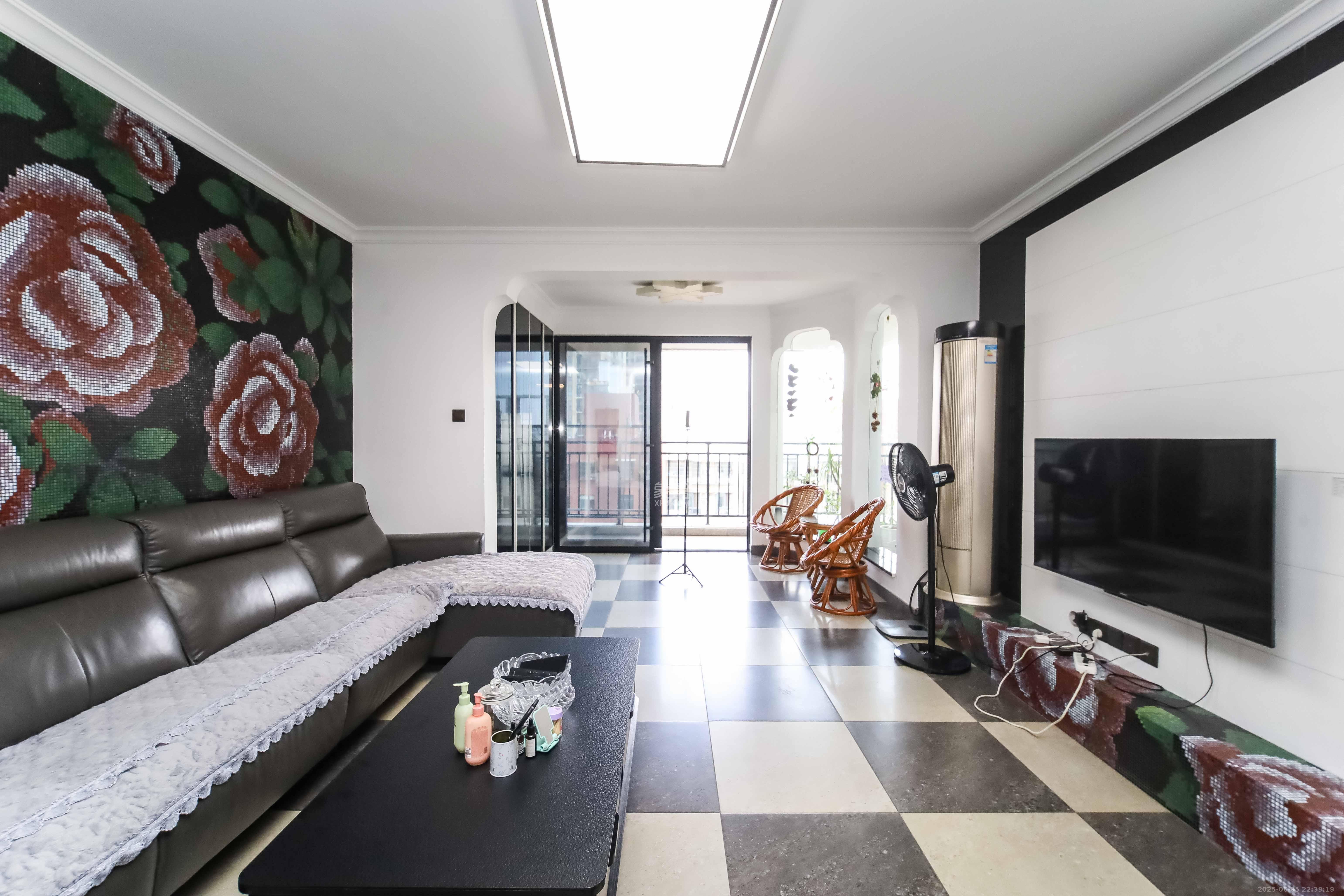 运通尊苑  3室2厅2卫    159.6万 运通尊苑  3室2厅2卫    159.6万客厅