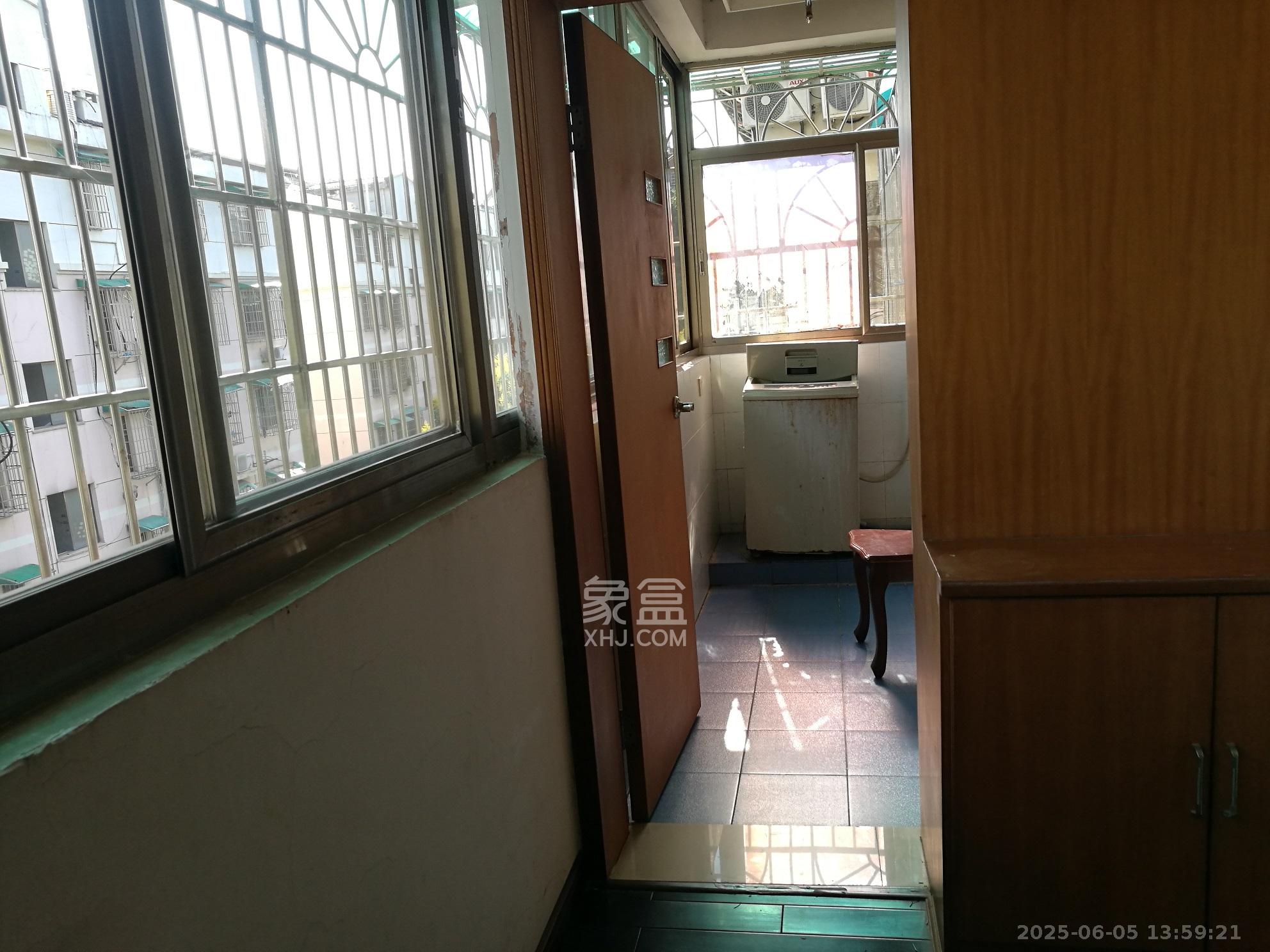 三湘小区  4室2厅2卫   1800.00元/月室内图
