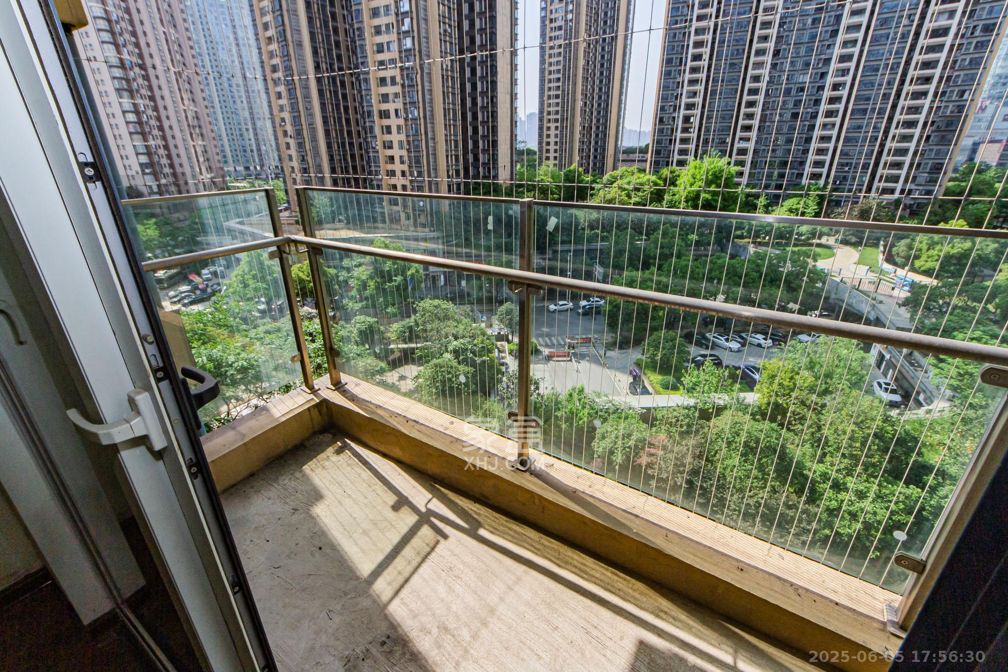 北辰三角洲E3区 5室2厅2卫 195.0万 北辰三角洲E3区 5室2厅2卫 195.0万阳台