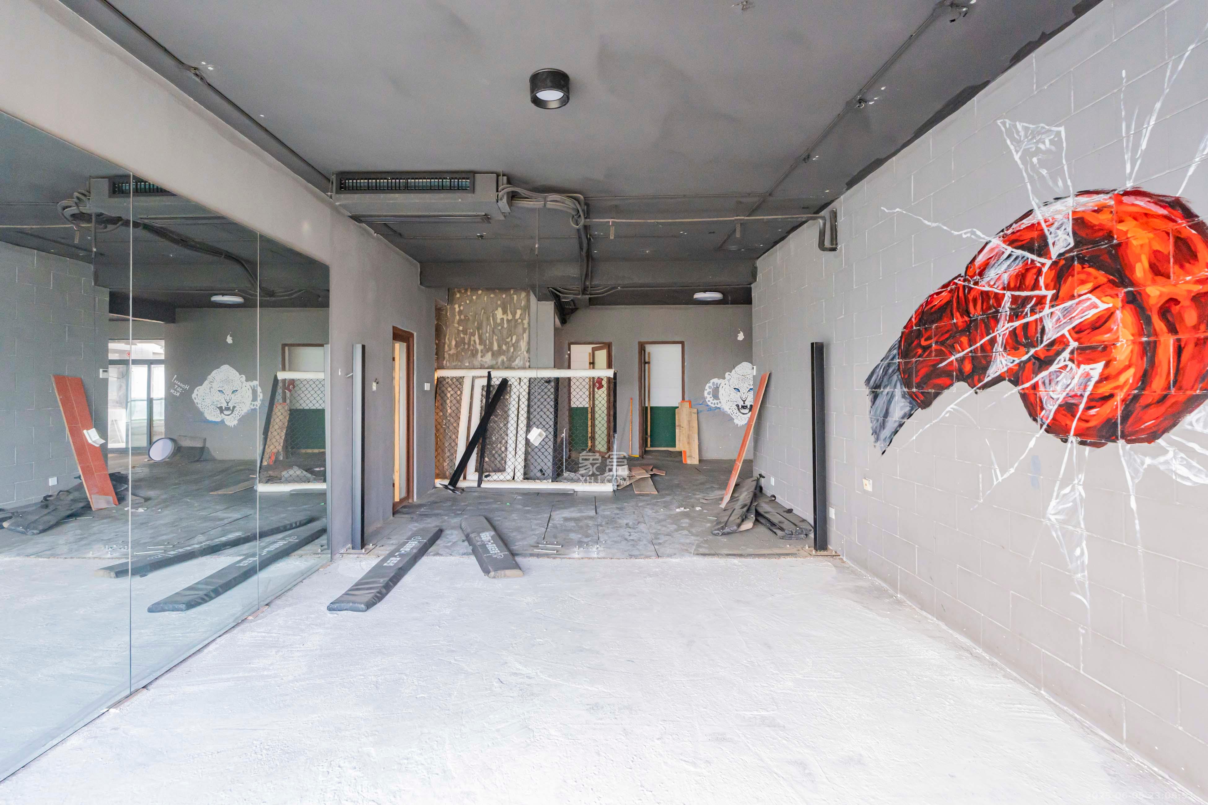 藏珑湖上国际花园 5室3厅3卫 420.0万 藏珑湖上国际花园 5室3厅3卫 420.0万卧室