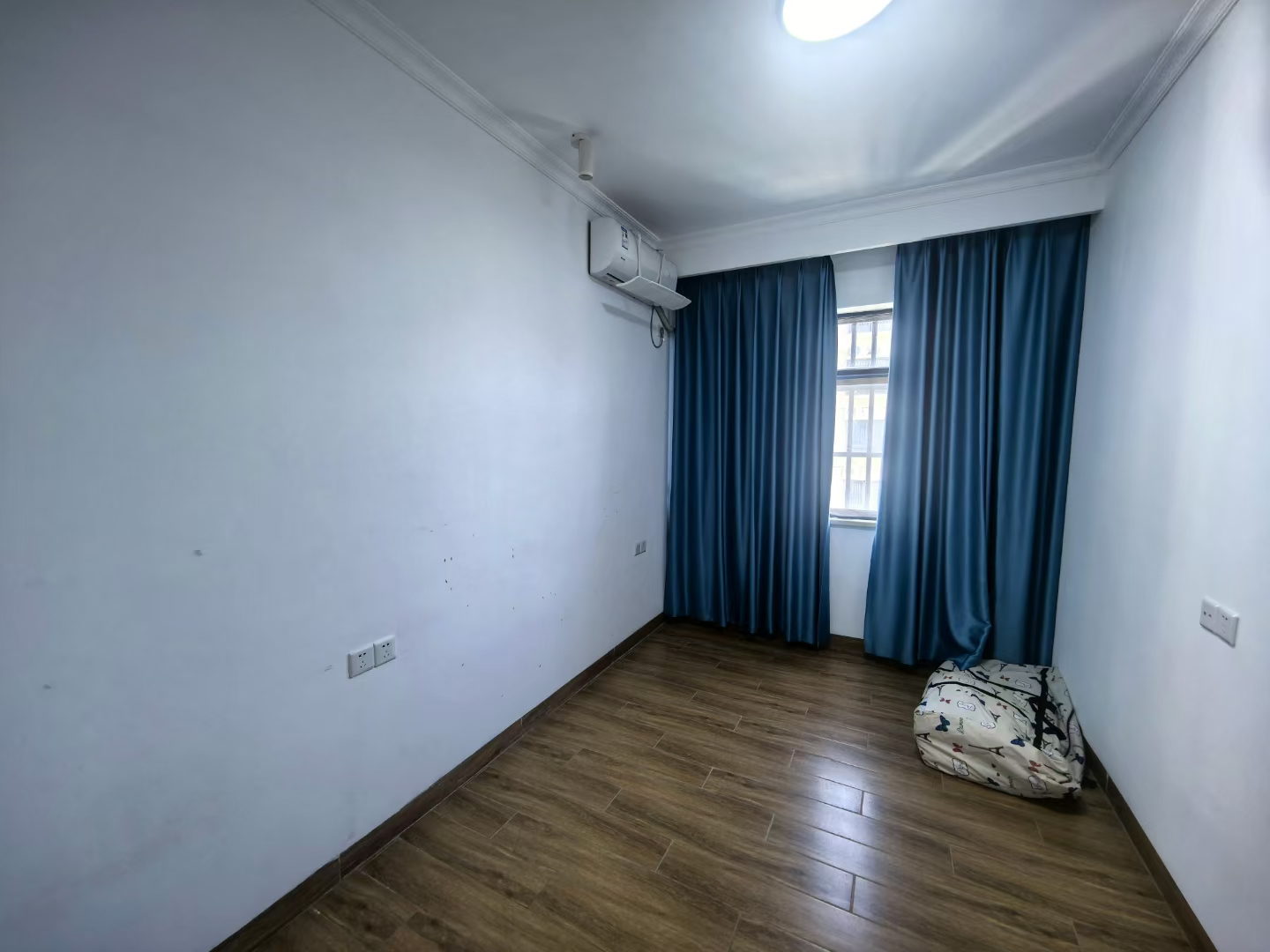 粤泰滨江花园  3室2厅1卫    148.0万 粤泰滨江花园  3室2厅1卫    148.0万客厅