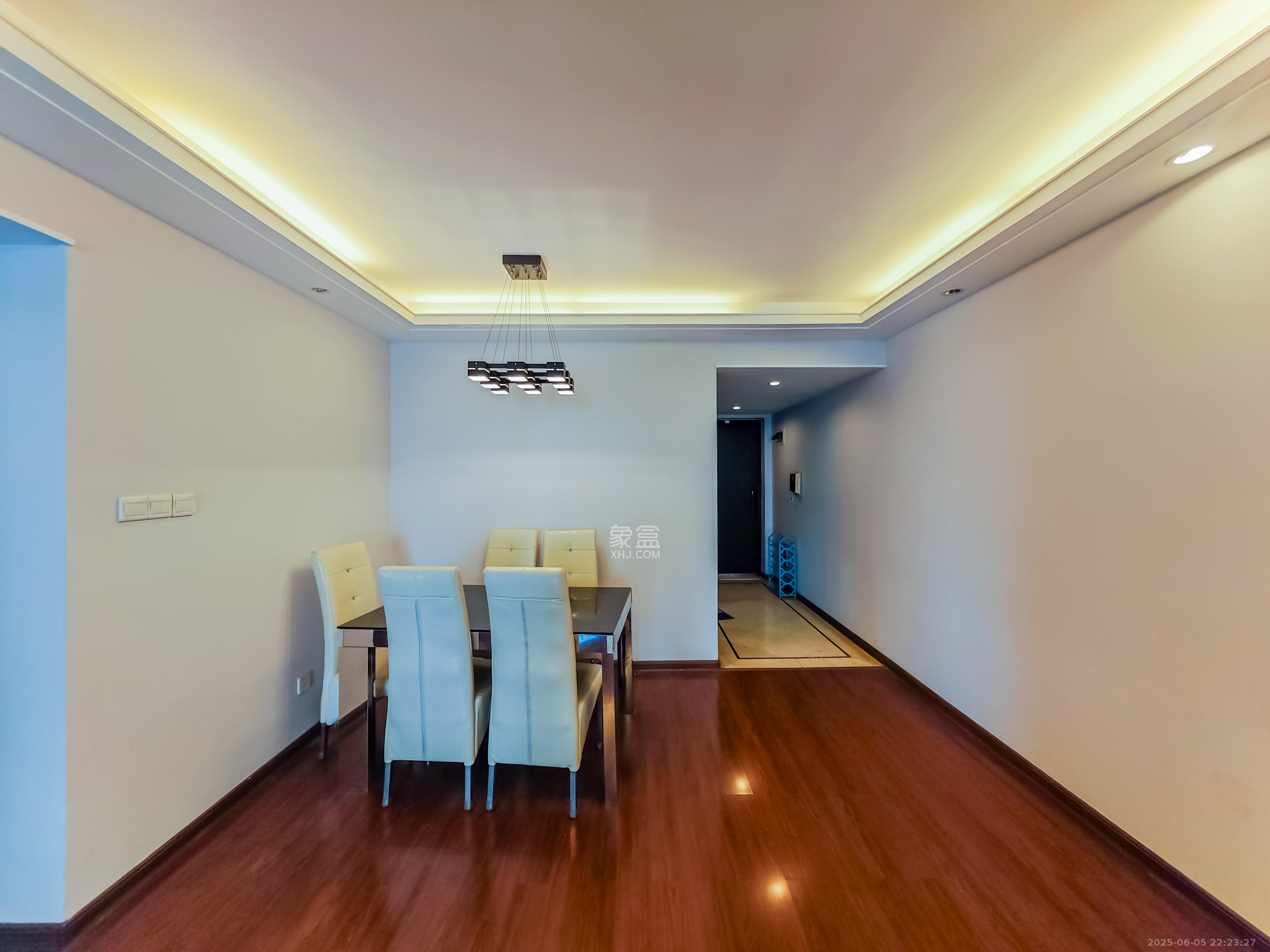 万科金域华府二期  3室2厅1卫    95.0万客厅