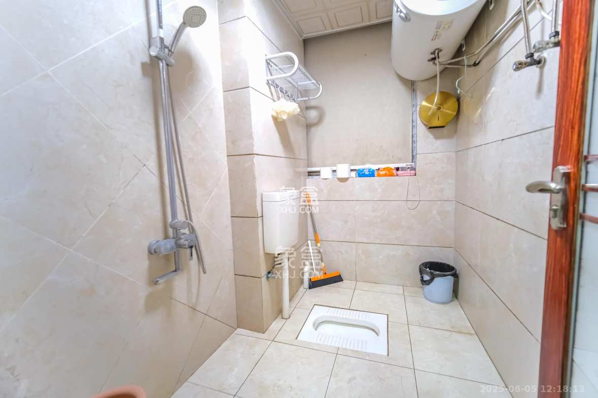 山水湾  5室3厅3卫    420.0万 山水湾  5室3厅3卫    420.0万卫生间