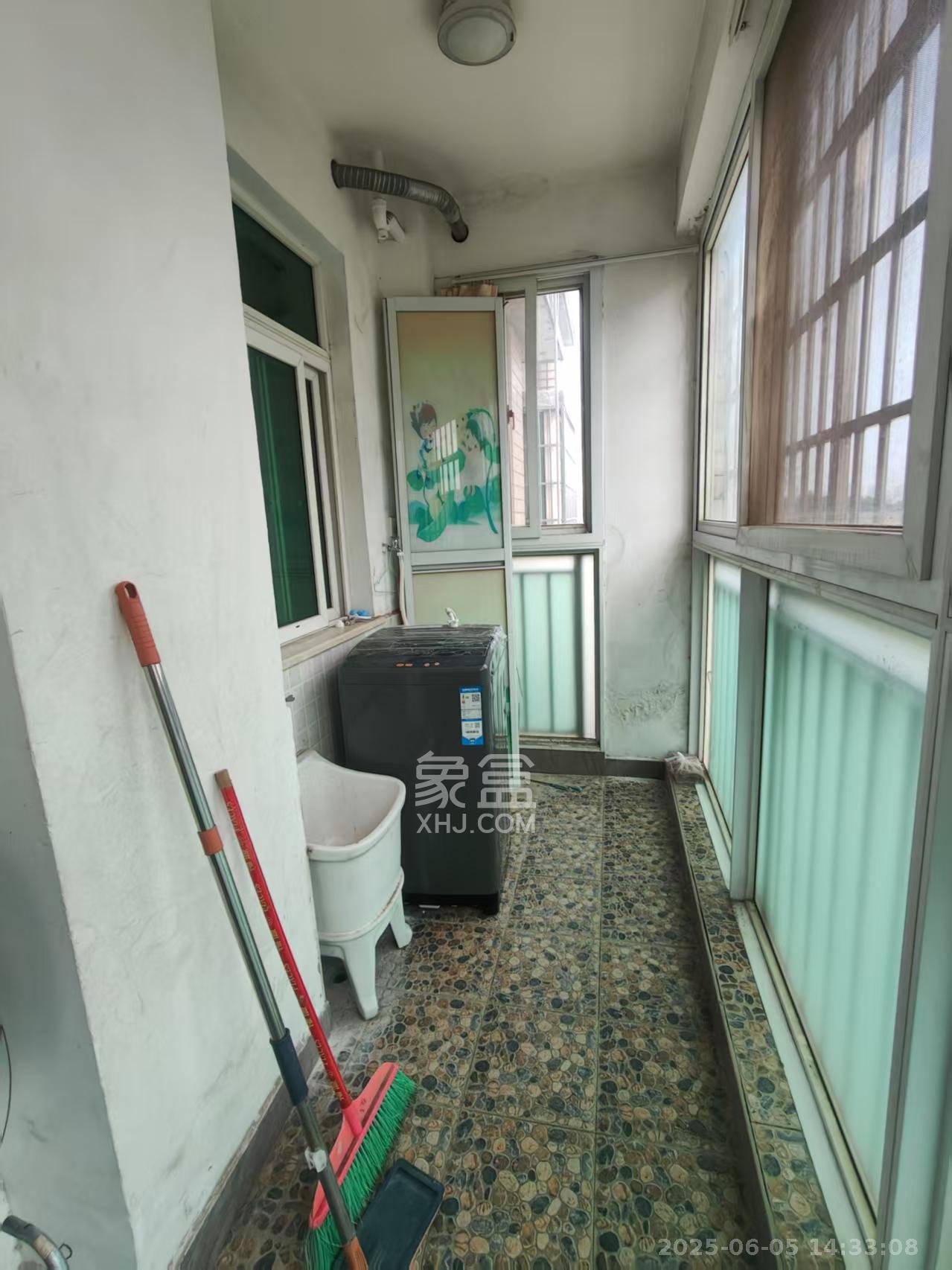 麓谷加州阳光  3室2厅2卫   2500.00元/月室内图