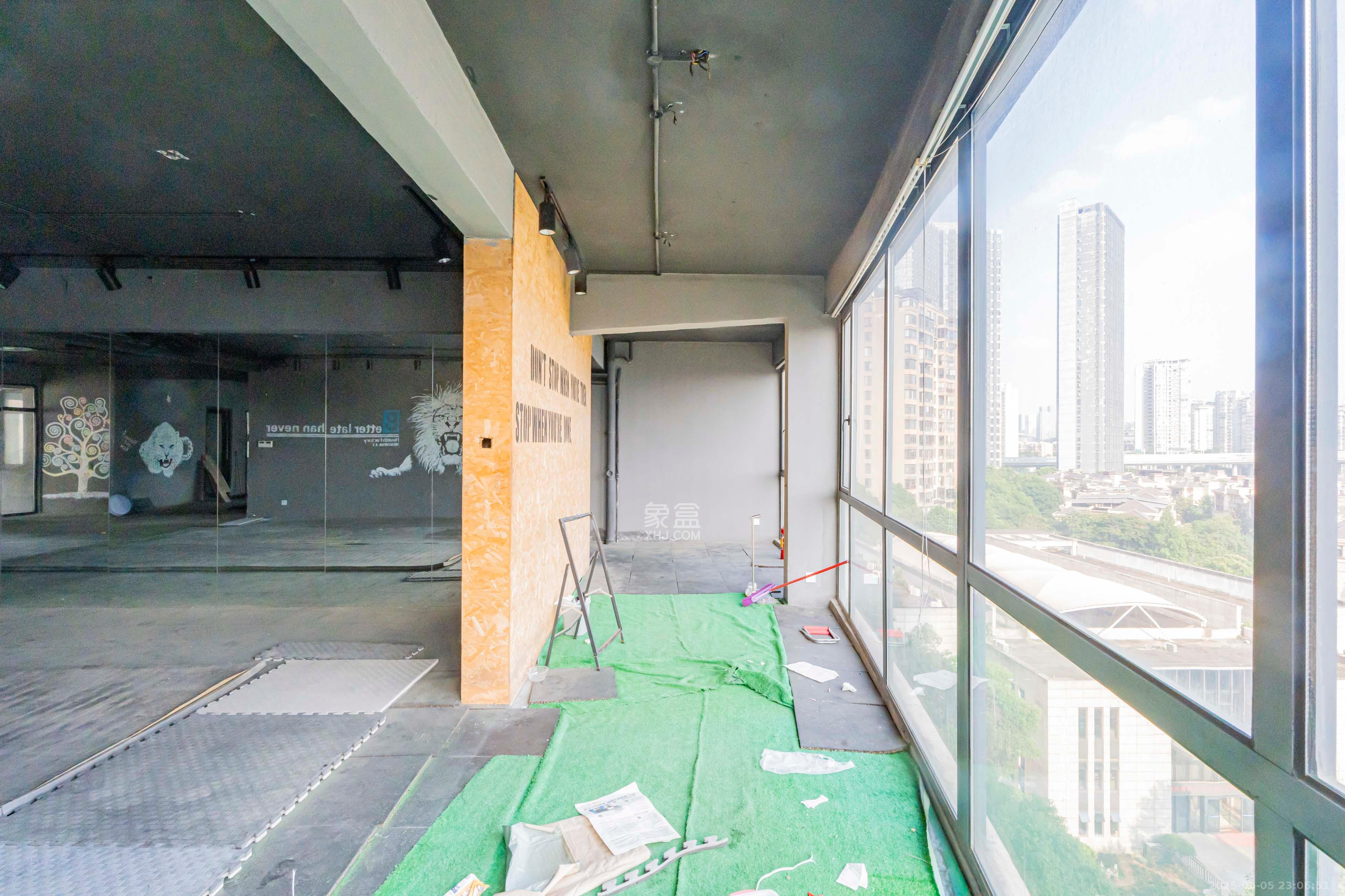 藏珑湖上国际花园 5室3厅3卫 420.0万 藏珑湖上国际花园 5室3厅3卫 420.0万阳台