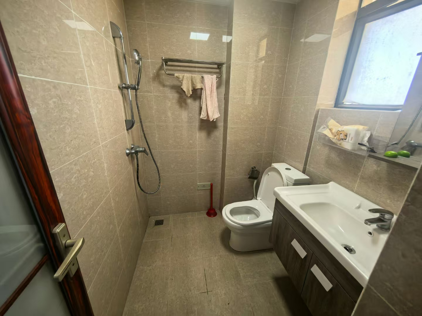 粤泰滨江花园  3室2厅1卫    148.0万 粤泰滨江花园  3室2厅1卫    148.0万客厅