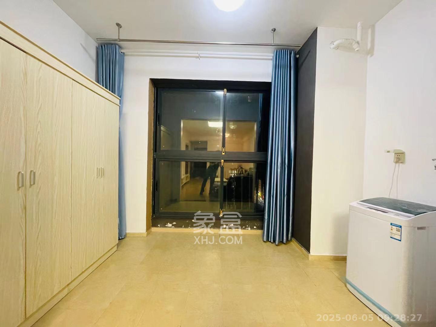 麓谷小镇  1室2厅1卫   2400.00元/月室内图