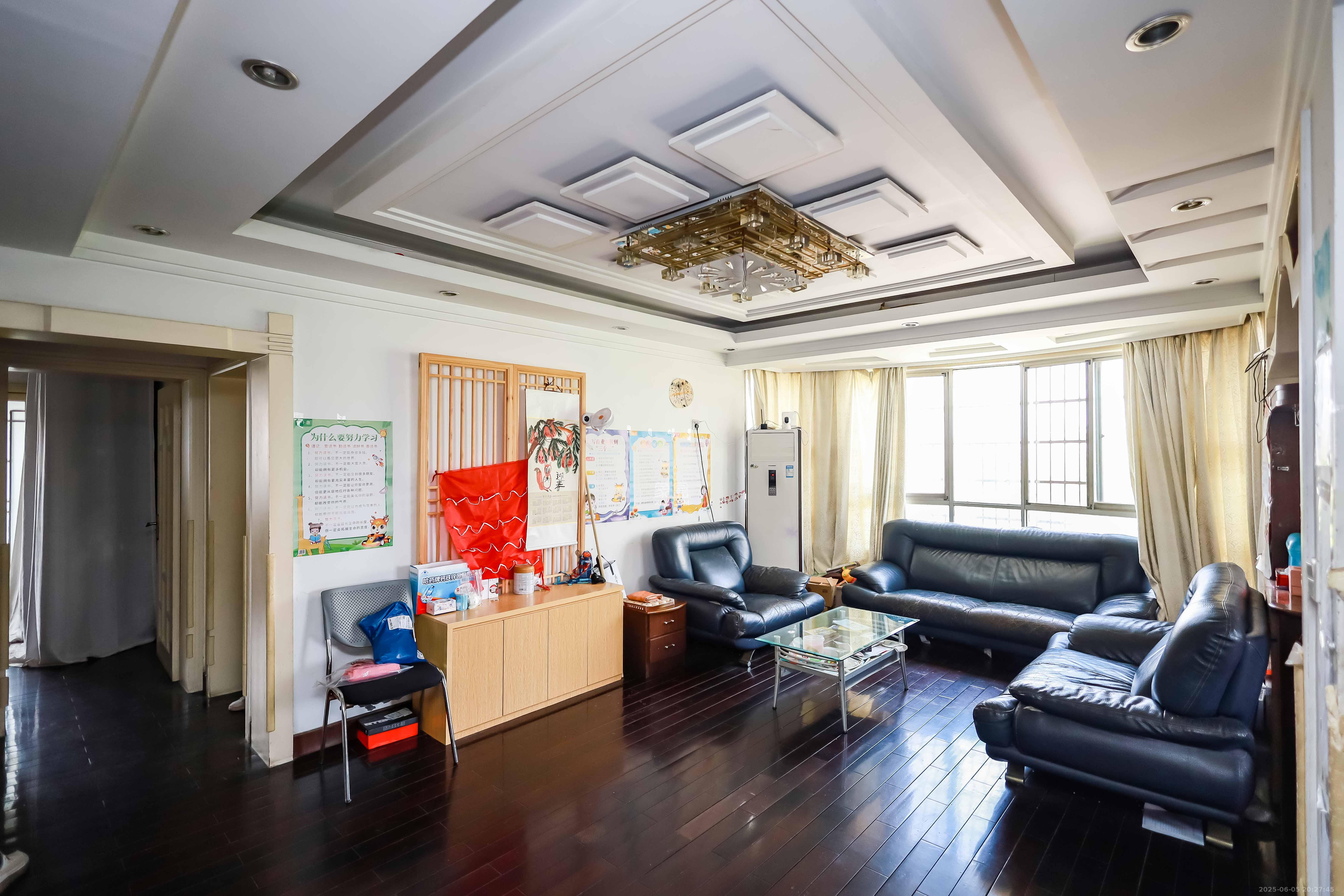 咸嘉新村嘉兴苑  6室3厅3卫   122.00万客厅