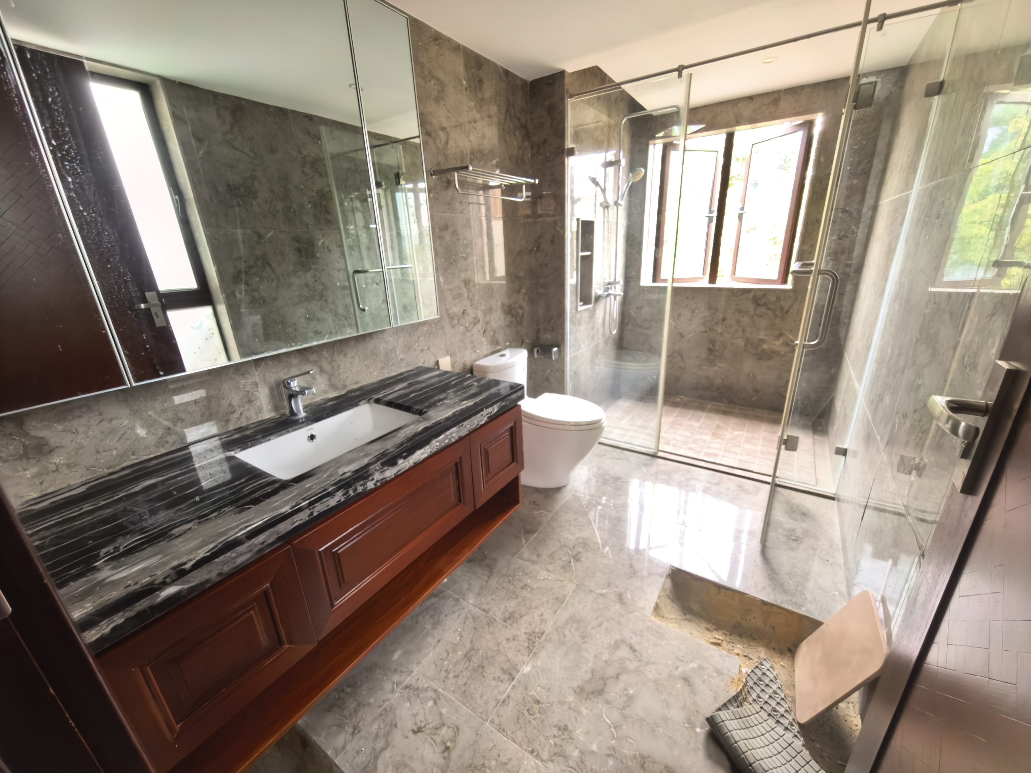 孔雀山沁源汇一期 3室2厅2卫 270.0万 孔雀山沁源汇一期 3室2厅2卫 270.0万客厅