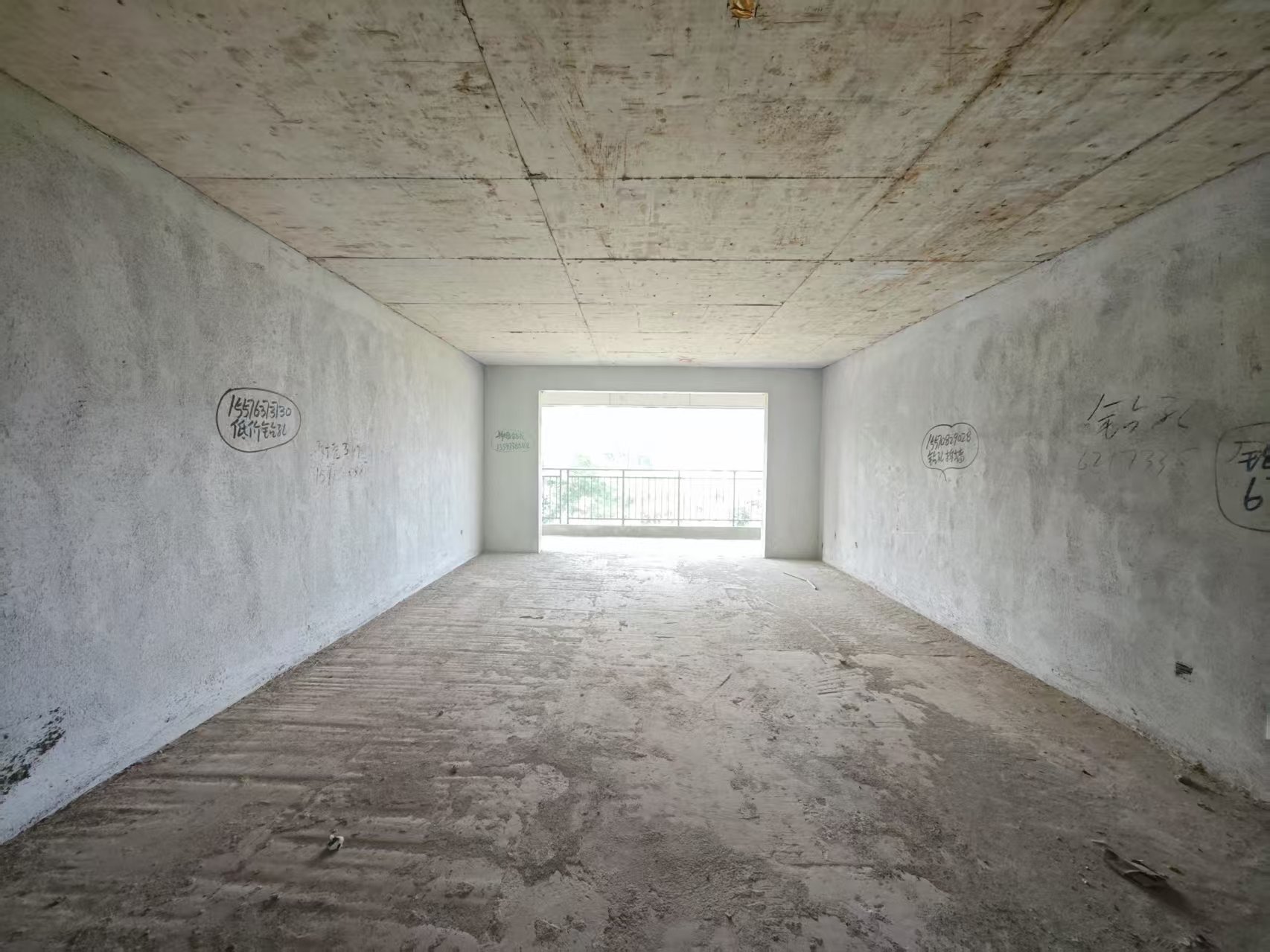 和泰嘉园(区税务局家属楼) 4室2厅2卫 96.8万 和泰嘉园(区税务局家属楼) 4室2厅2卫 96.8万客厅