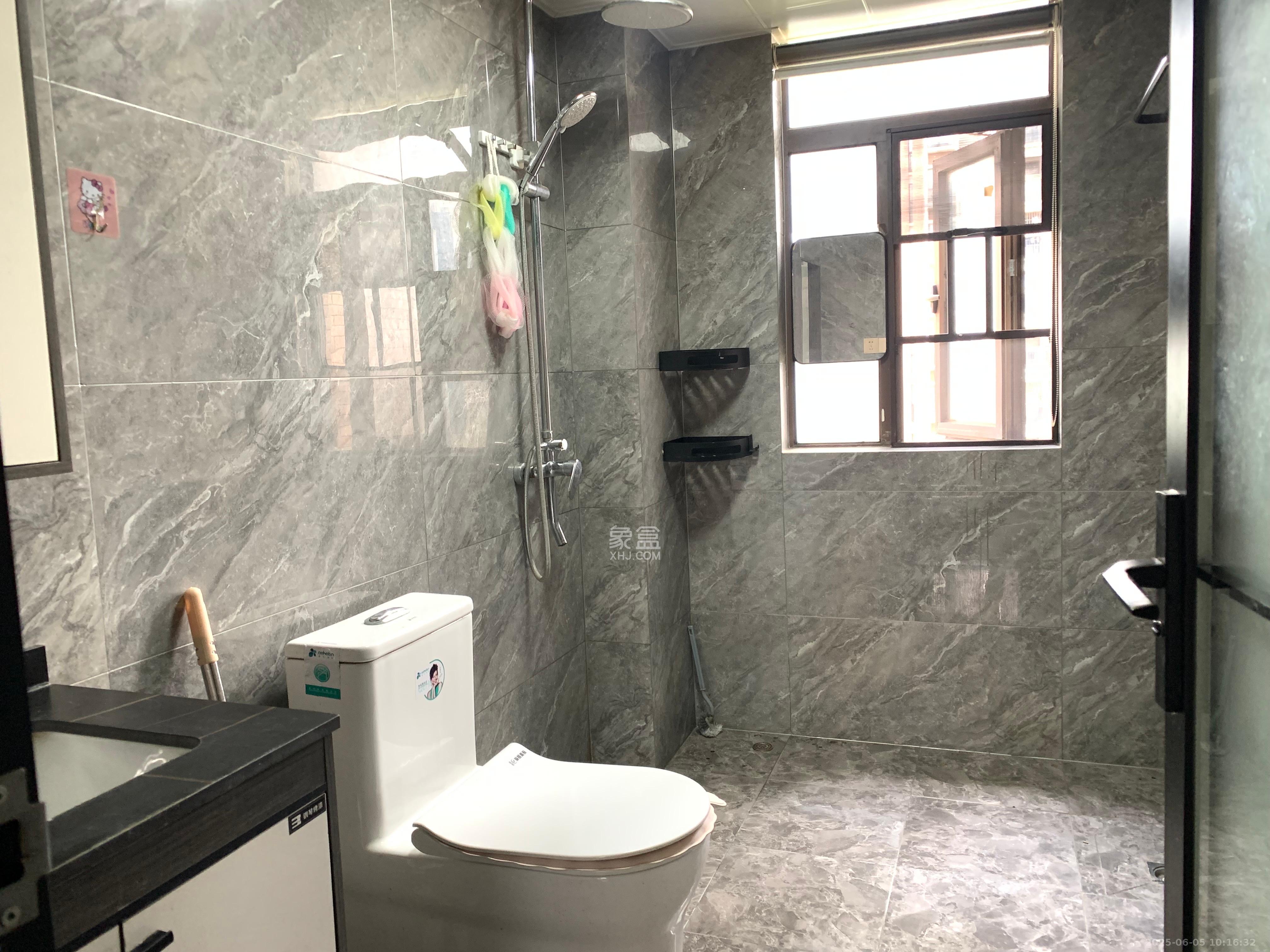 水岸世景  3室2厅2卫   2500.00元/月室内图