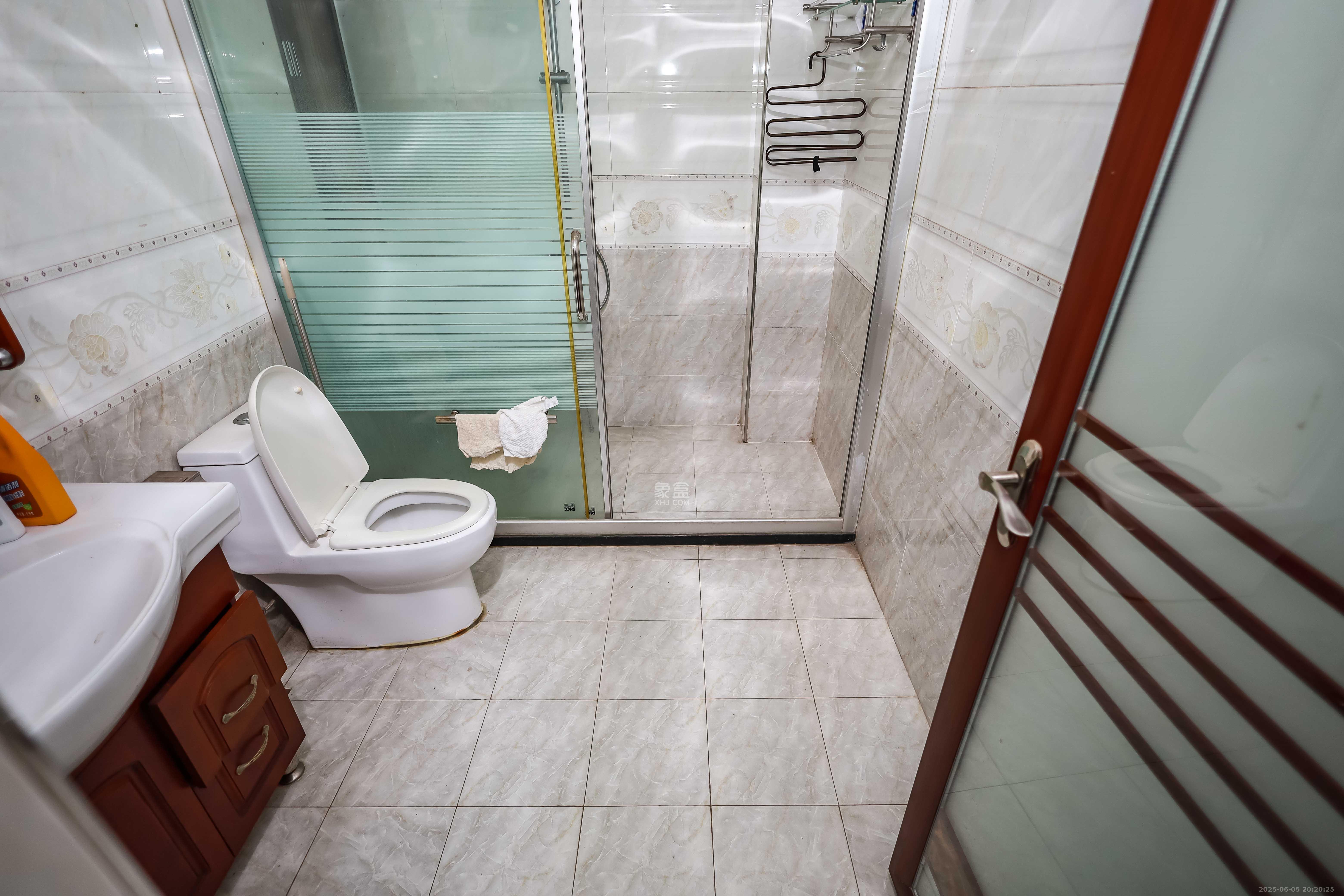 卓越蔚蓝海岸二期 3室2厅2卫 170.0万 卓越蔚蓝海岸二期 3室2厅2卫 170.0万卫生间