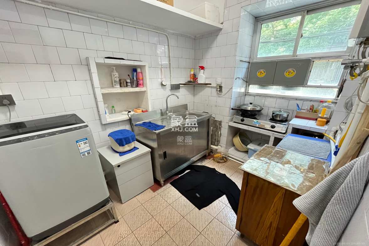 长岭水电八局宿舍 3室2厅1卫 1600.0元/月 长岭水电八局宿舍 3室2厅1卫 1600.0元/月室内图