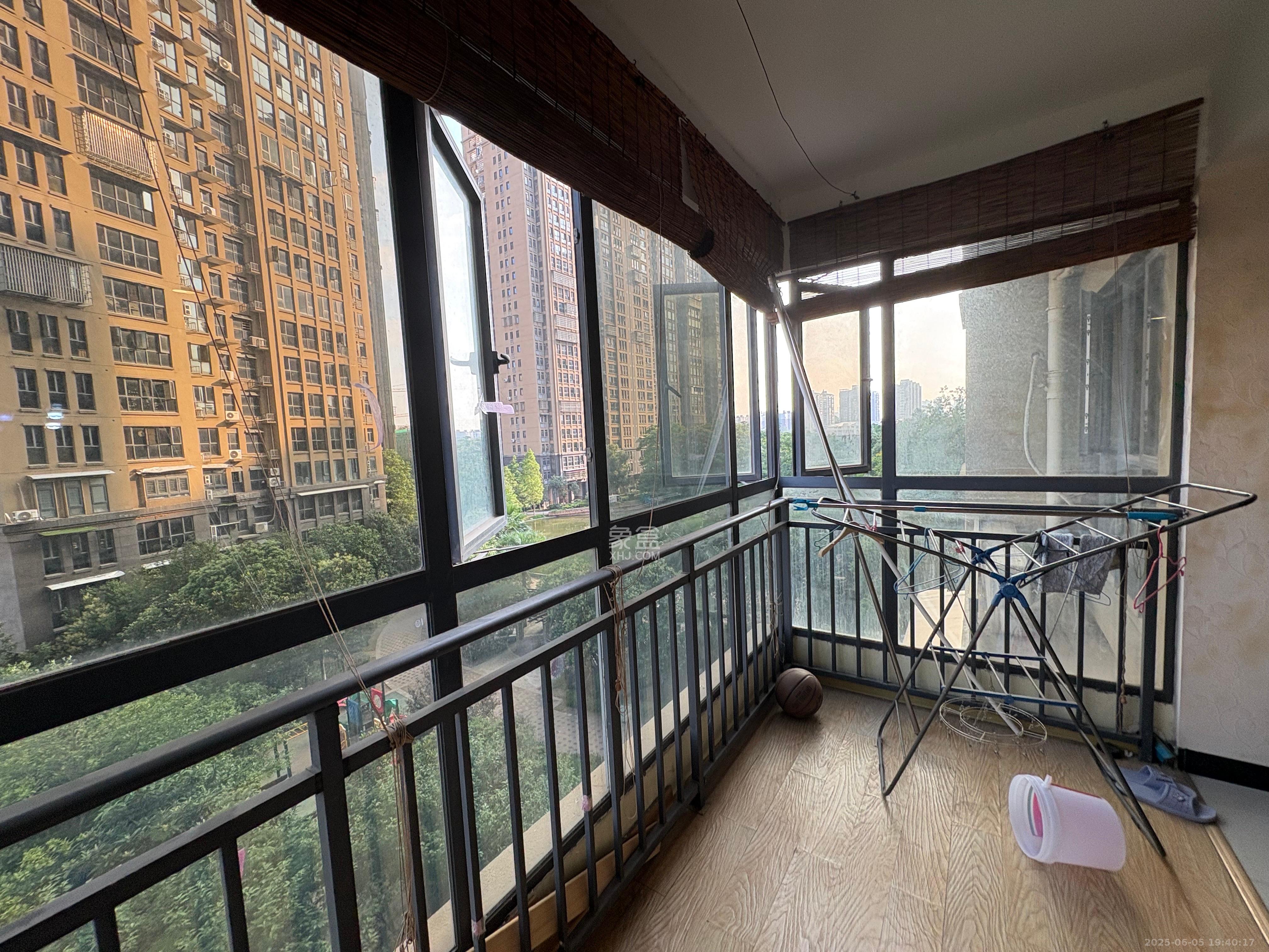 悦湖山 4室2厅2卫 2800.0元/月 悦湖山 4室2厅2卫 2800.0元/月室内图