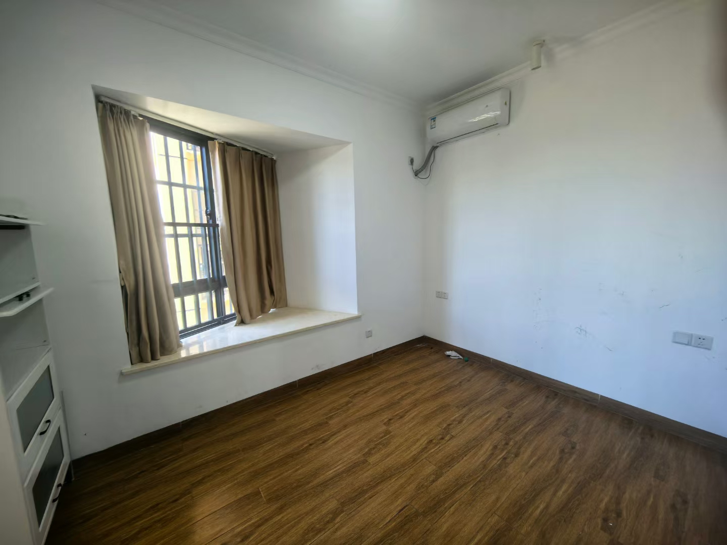 粤泰滨江花园  3室2厅1卫    148.0万 粤泰滨江花园  3室2厅1卫    148.0万客厅