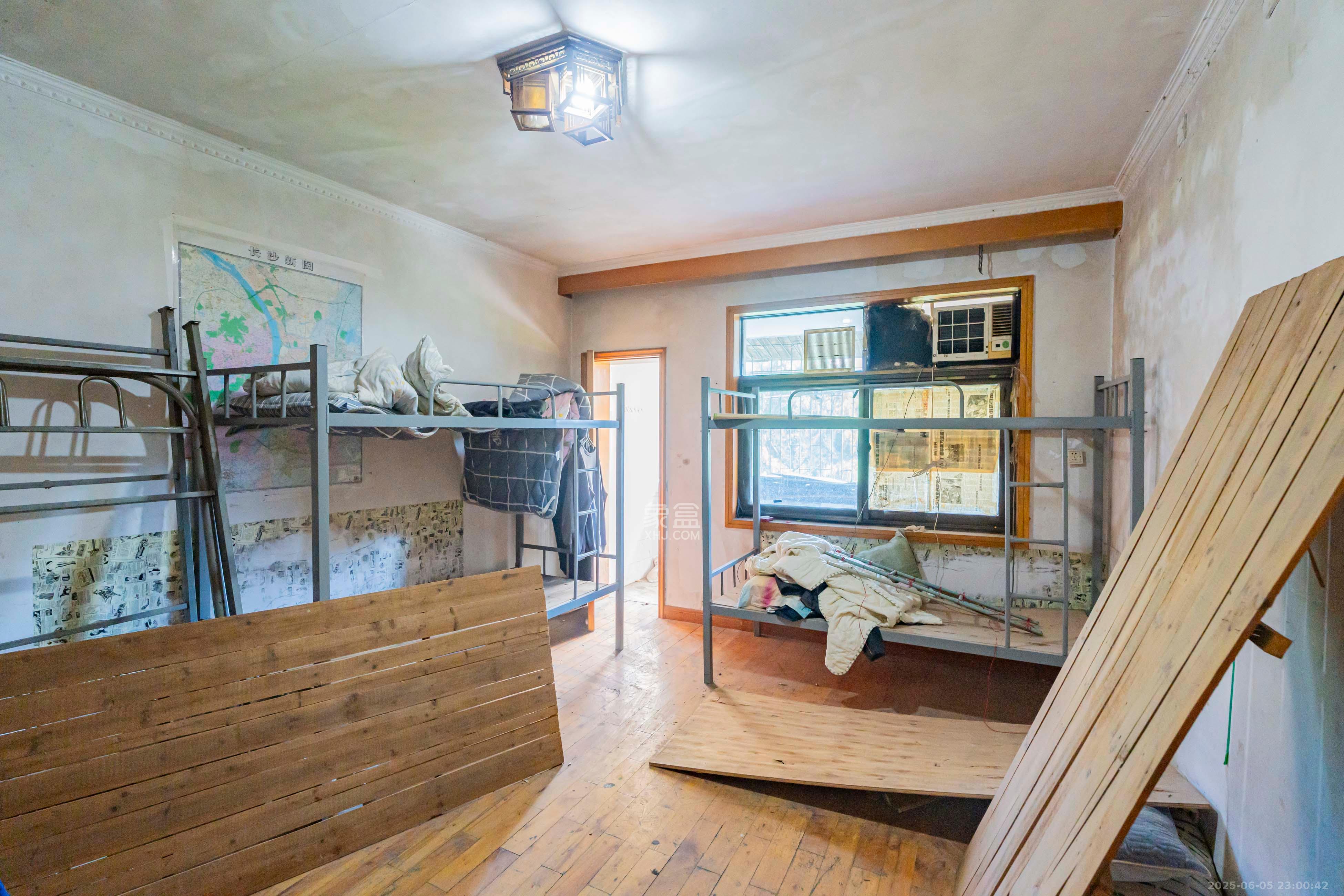 上麻园岭散盘 5室2厅1卫 75.0万 上麻园岭散盘 5室2厅1卫 75.0万卧室