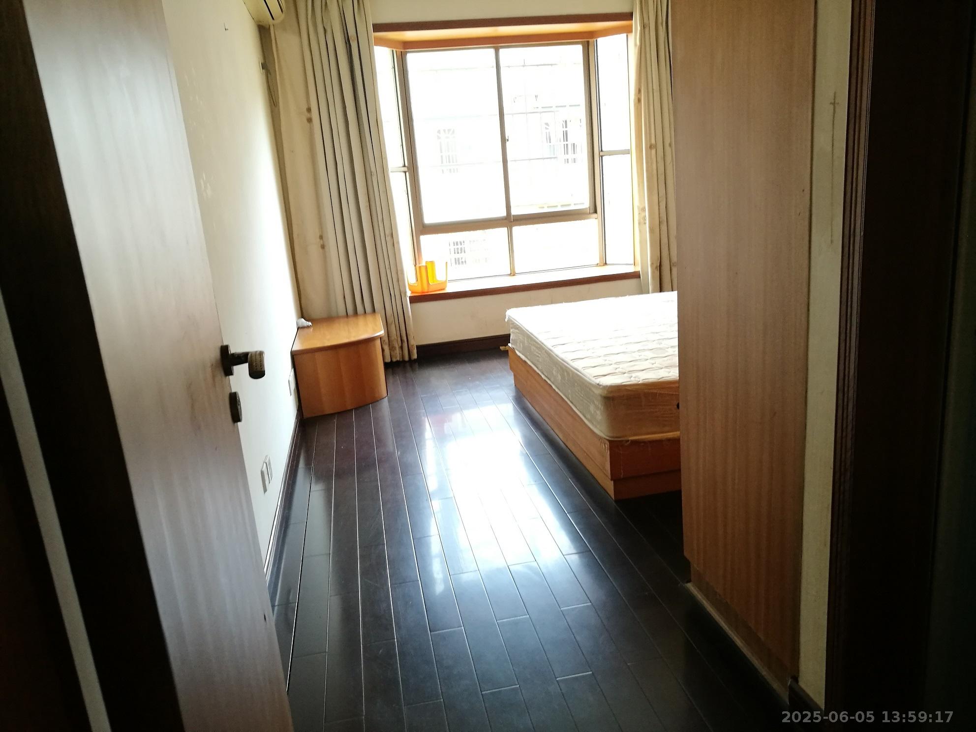 三湘小区  4室2厅2卫   1800.00元/月室内图