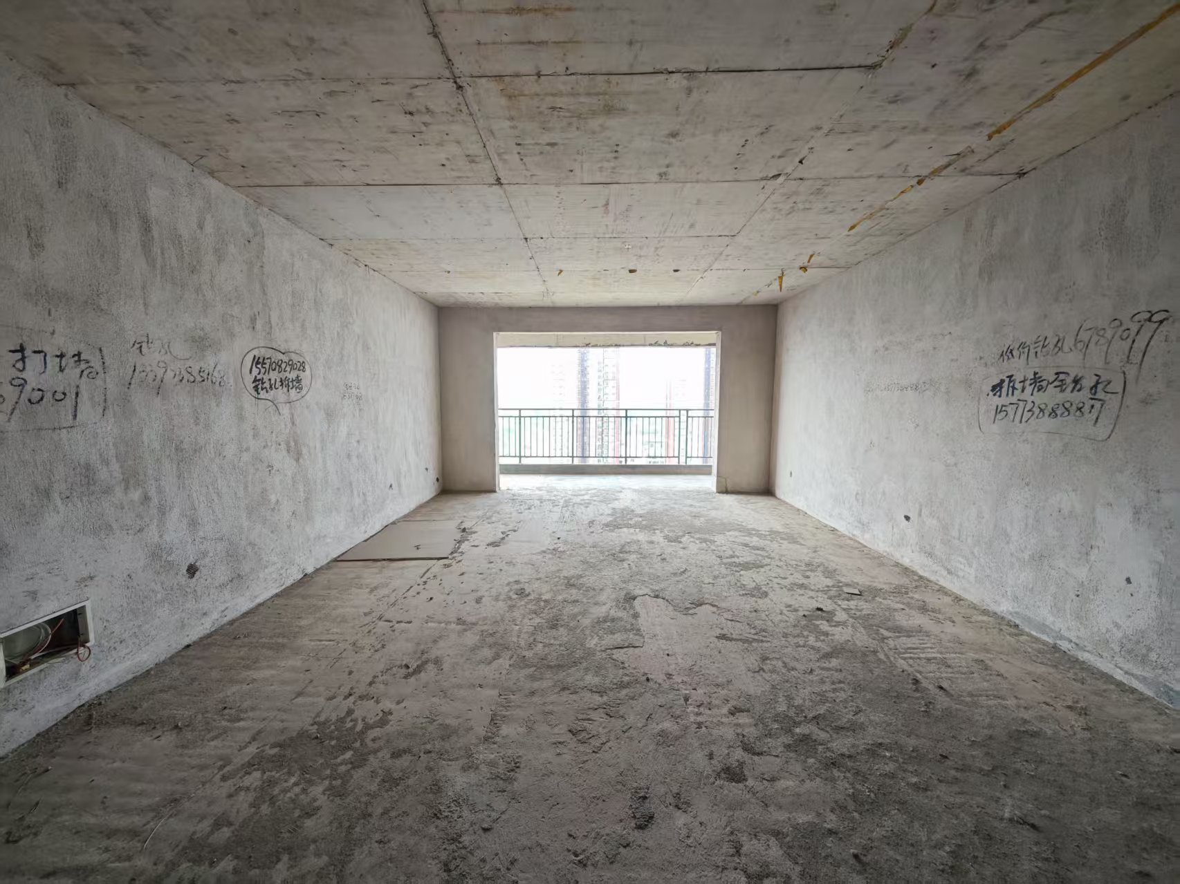 和泰嘉园(区税务局家属楼) 4室2厅2卫 105.8万 和泰嘉园(区税务局家属楼) 4室2厅2卫 105.8万客厅