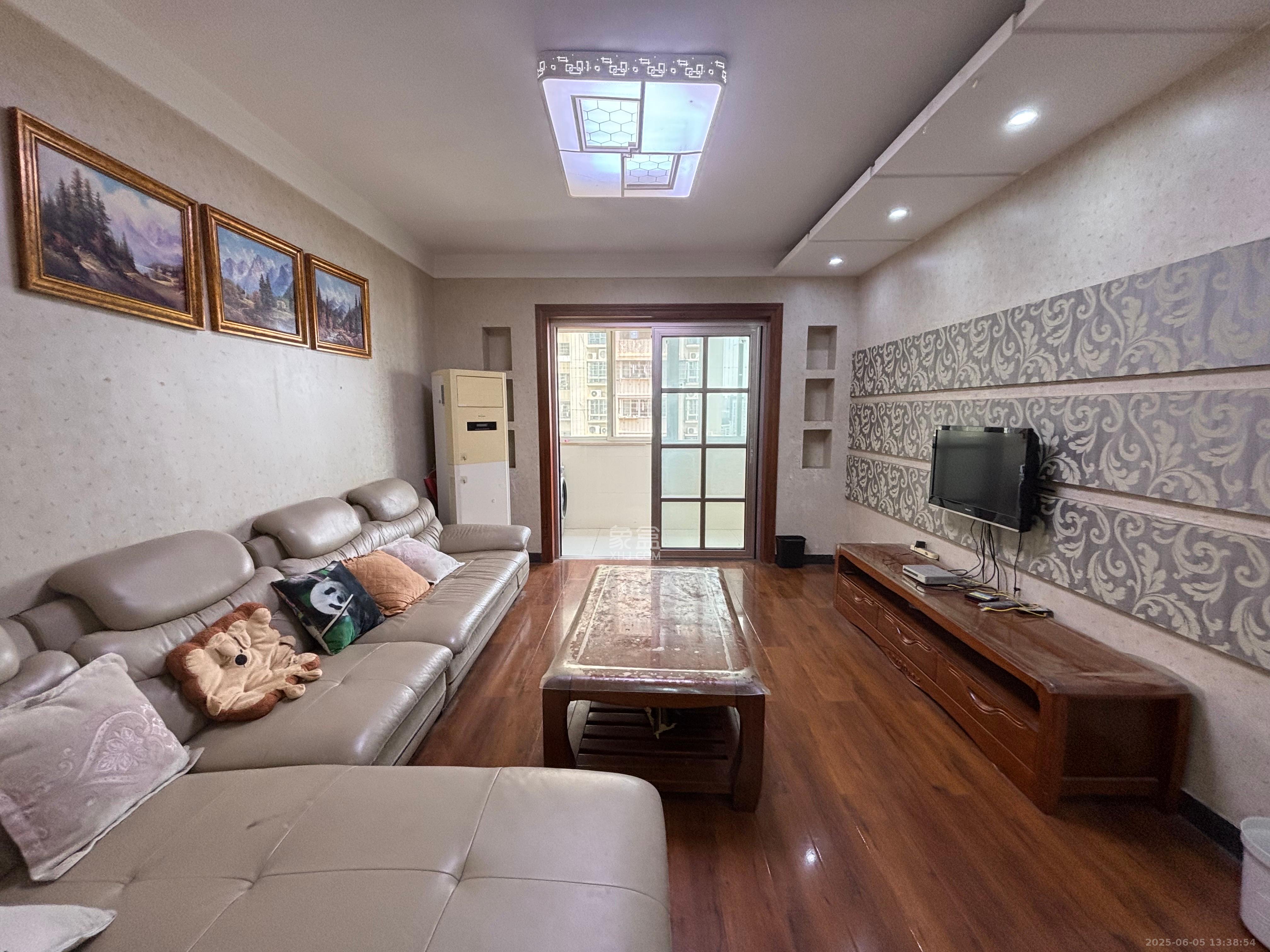 楚天中苑 3室2厅2卫 2500.0元/月 楚天中苑 3室2厅2卫 2500.0元/月室内图