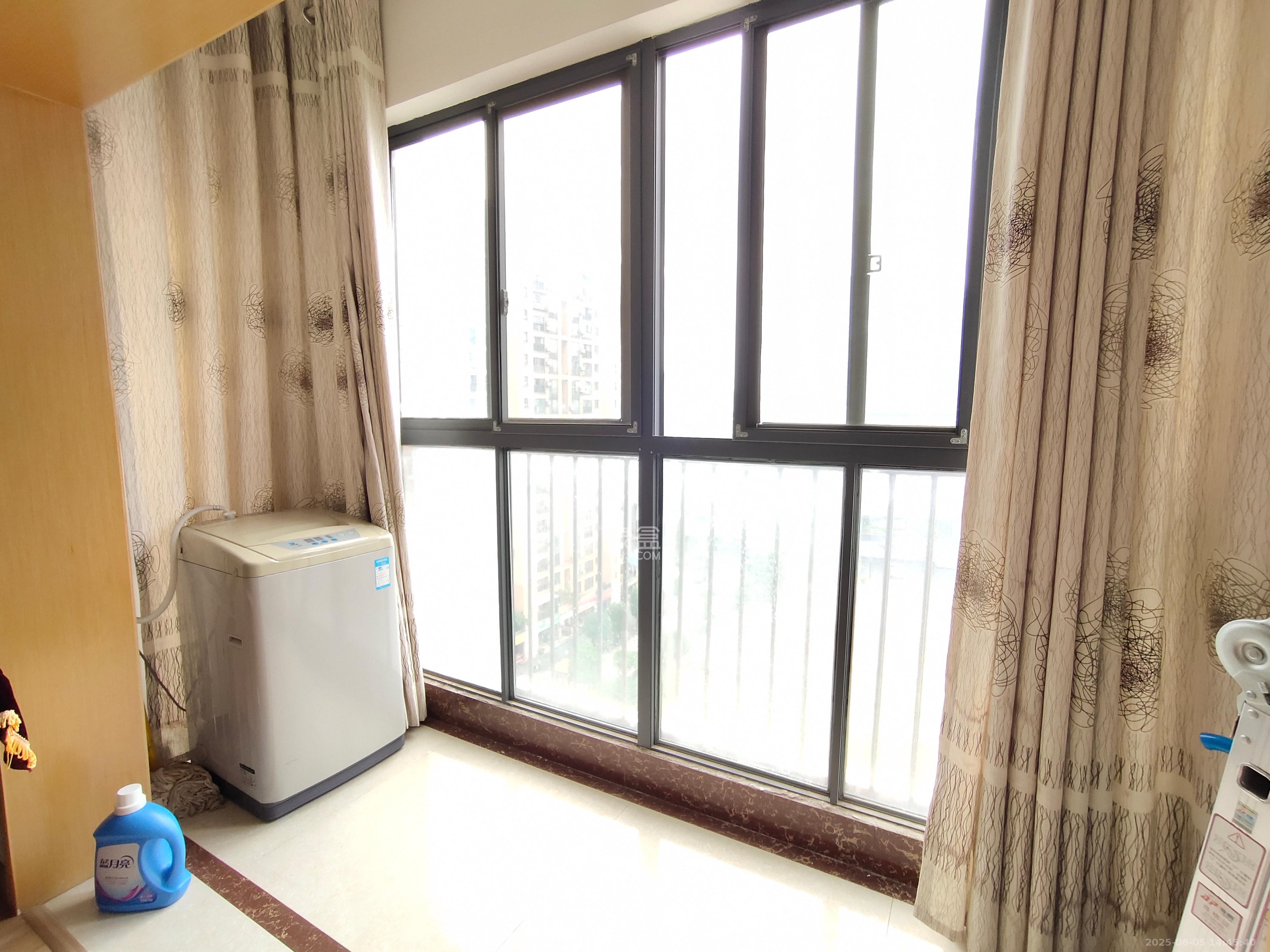 中城丽景香山园  2室1厅1卫   2200.00元/月室内图