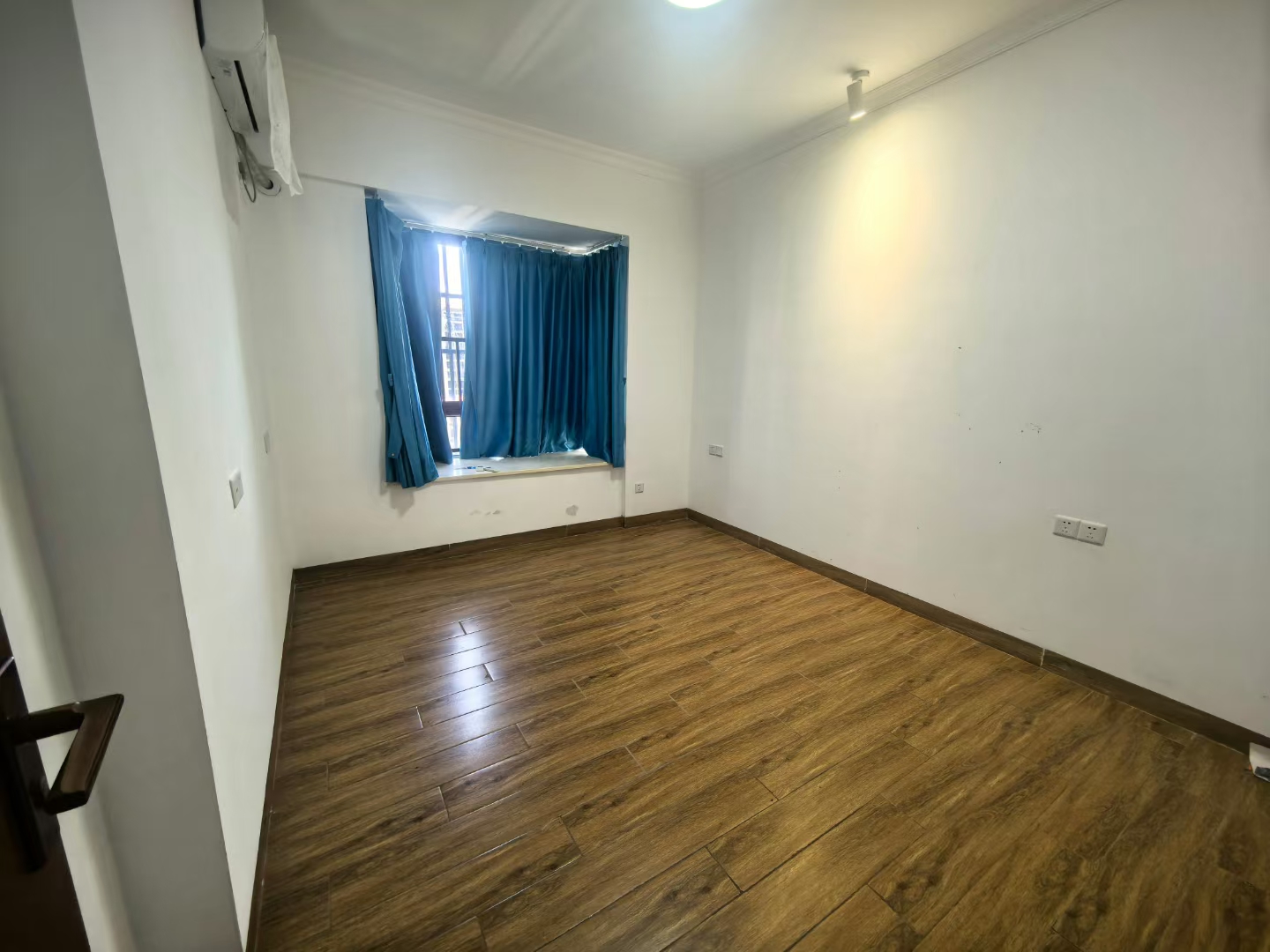 粤泰滨江花园  3室2厅1卫    148.0万 粤泰滨江花园  3室2厅1卫    148.0万客厅