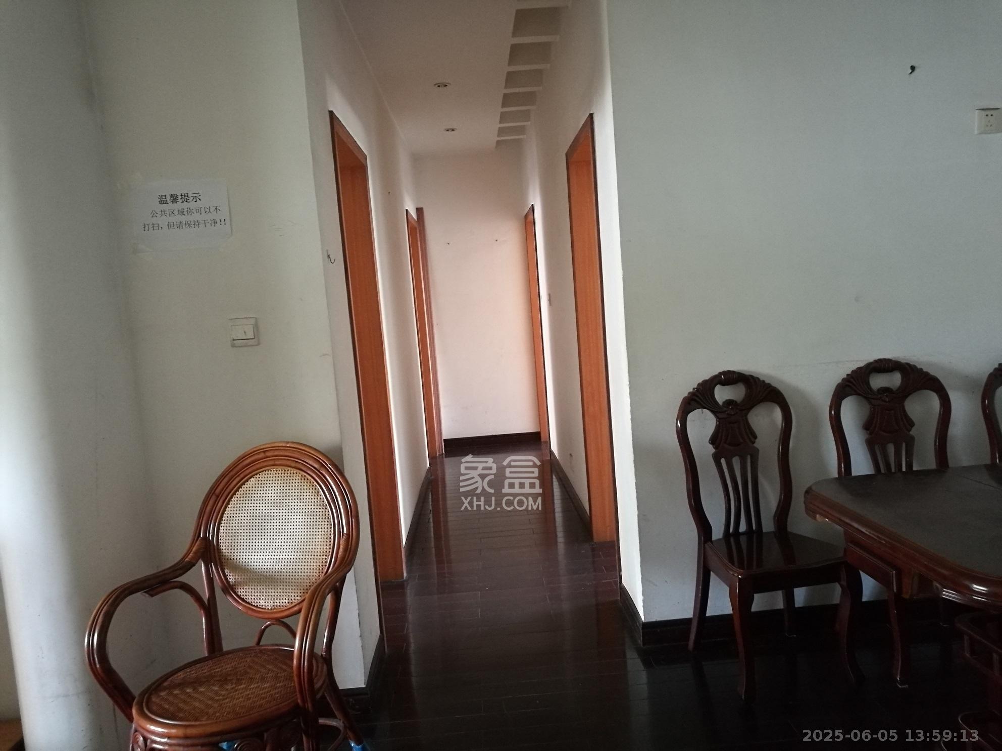 三湘小区  4室2厅2卫   1800.00元/月室内图