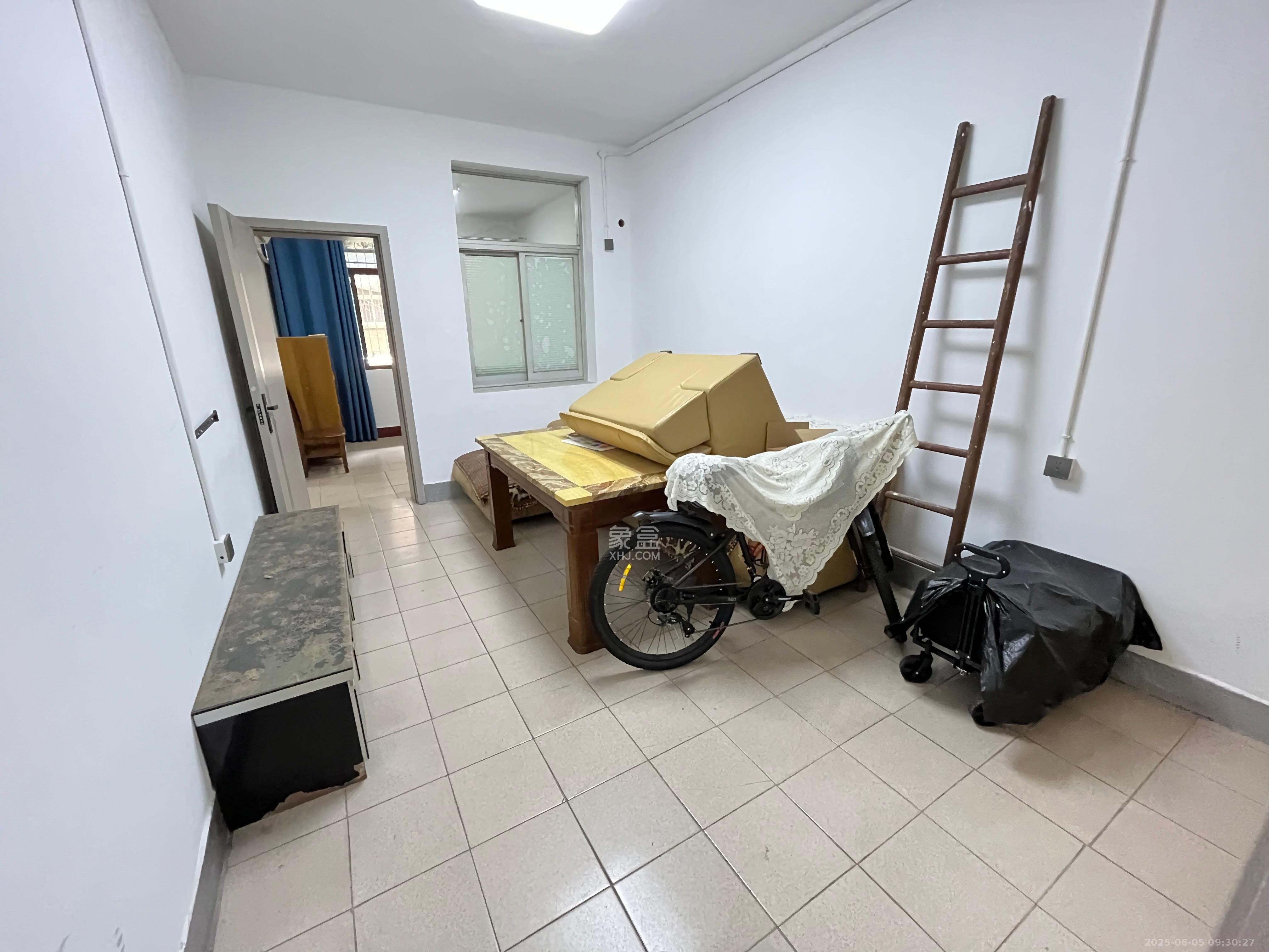 长岭水电八局宿舍 3室2厅1卫 1600.0元/月 长岭水电八局宿舍 3室2厅1卫 1600.0元/月室内图