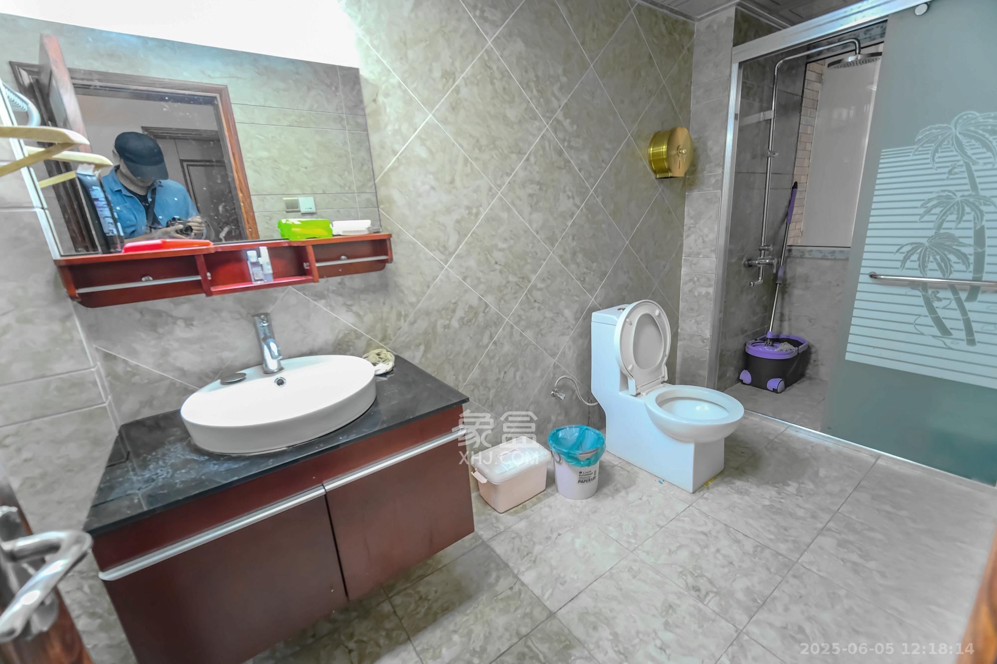 山水湾  5室3厅3卫    420.0万 山水湾  5室3厅3卫    420.0万卫生间