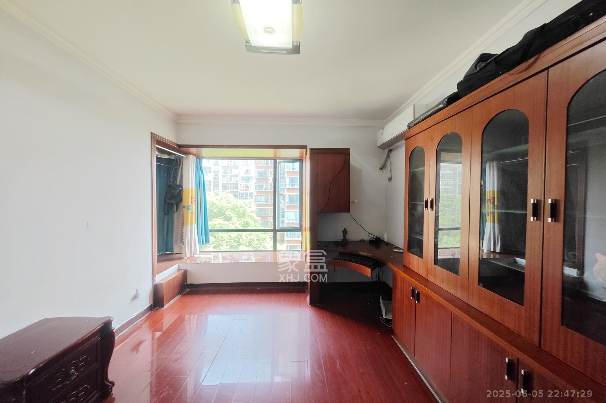 亚华香舍花都  3室2厅2卫    118.0万卧室