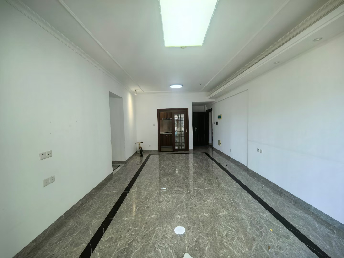 粤泰滨江花园  3室2厅1卫    148.0万 粤泰滨江花园  3室2厅1卫    148.0万客厅